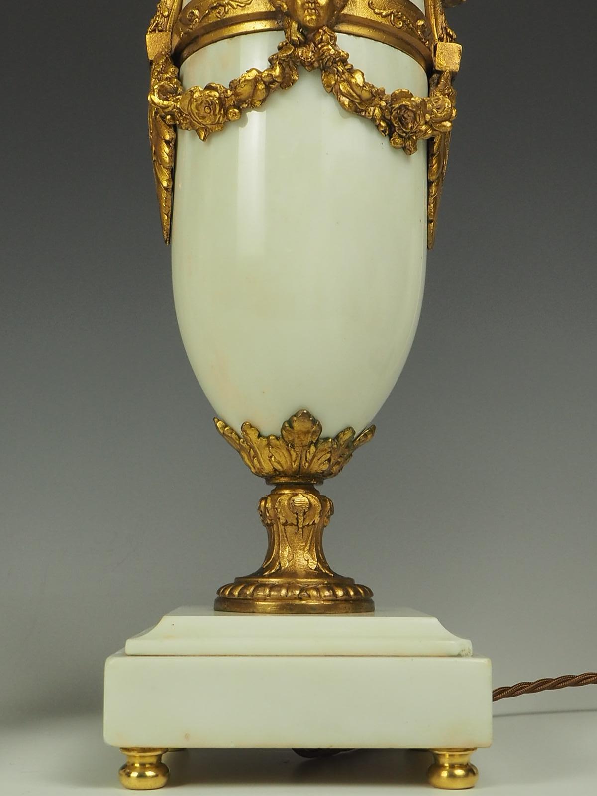Paar französische Tischlampen aus weißem Marmor und vergoldetem Marmor des 19. Jahrhunderts im Angebot 7
