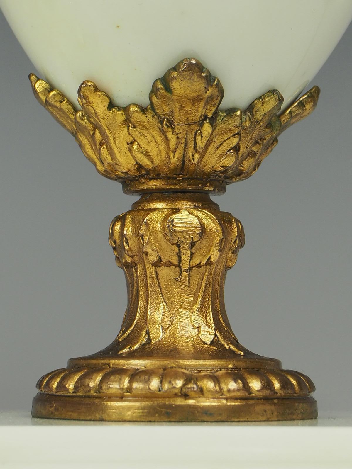 Paar französische Tischlampen aus weißem Marmor und vergoldetem Marmor des 19. Jahrhunderts im Angebot 8