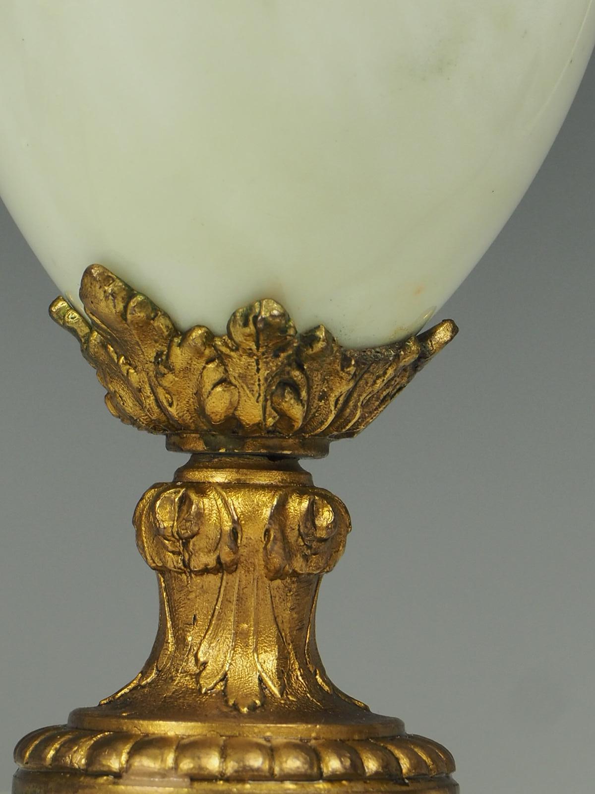 Paar französische Tischlampen aus weißem Marmor und vergoldetem Marmor des 19. Jahrhunderts im Angebot 9