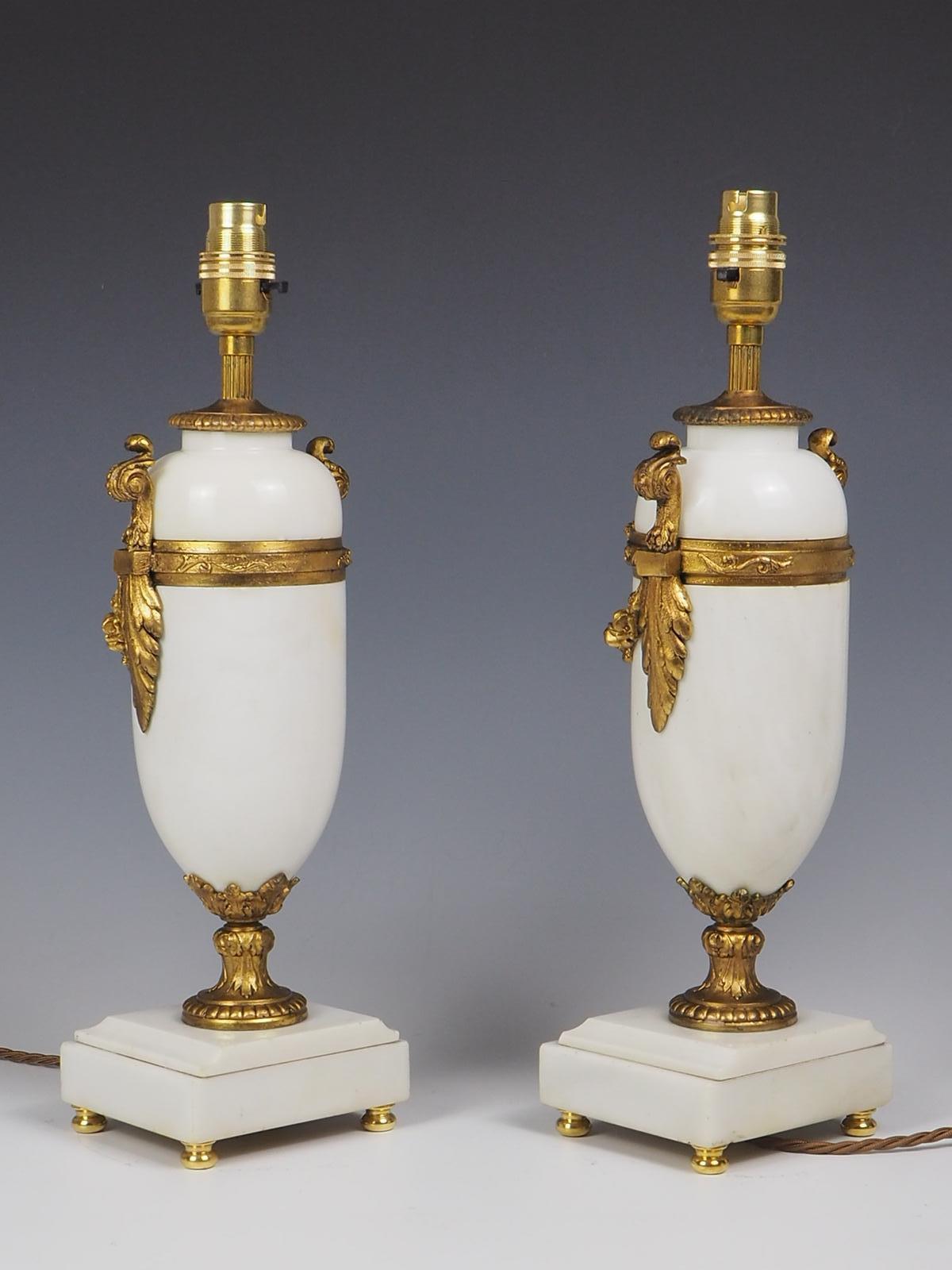Paar französische Tischlampen aus weißem Marmor und vergoldetem Marmor des 19. Jahrhunderts im Angebot 1