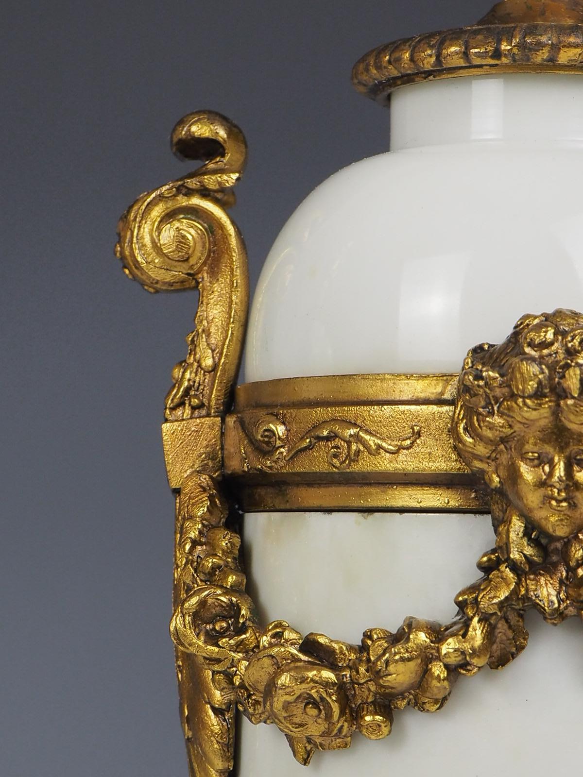 Paar französische Tischlampen aus weißem Marmor und vergoldetem Marmor des 19. Jahrhunderts im Angebot 2