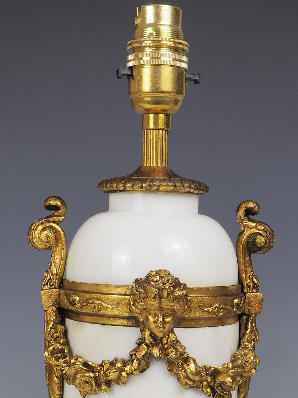 Paar französische Tischlampen aus weißem Marmor und vergoldetem Marmor des 19. Jahrhunderts im Angebot 5