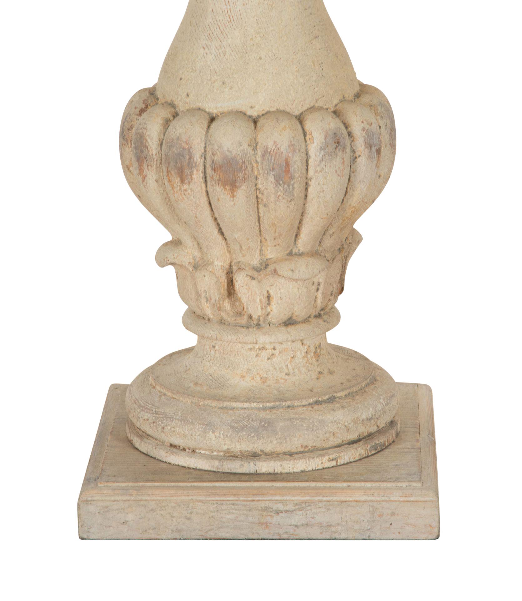 Coppia di lampade francesi del XIX secolo realizzate con frammenti architettonici in legno. 
Caratterizzato da foglie d'acanto intagliate e da una vernice vecchia e scrostata. 
Circa 1880.
Ricablato e sottoposto a PAT test secondo gli standard del
