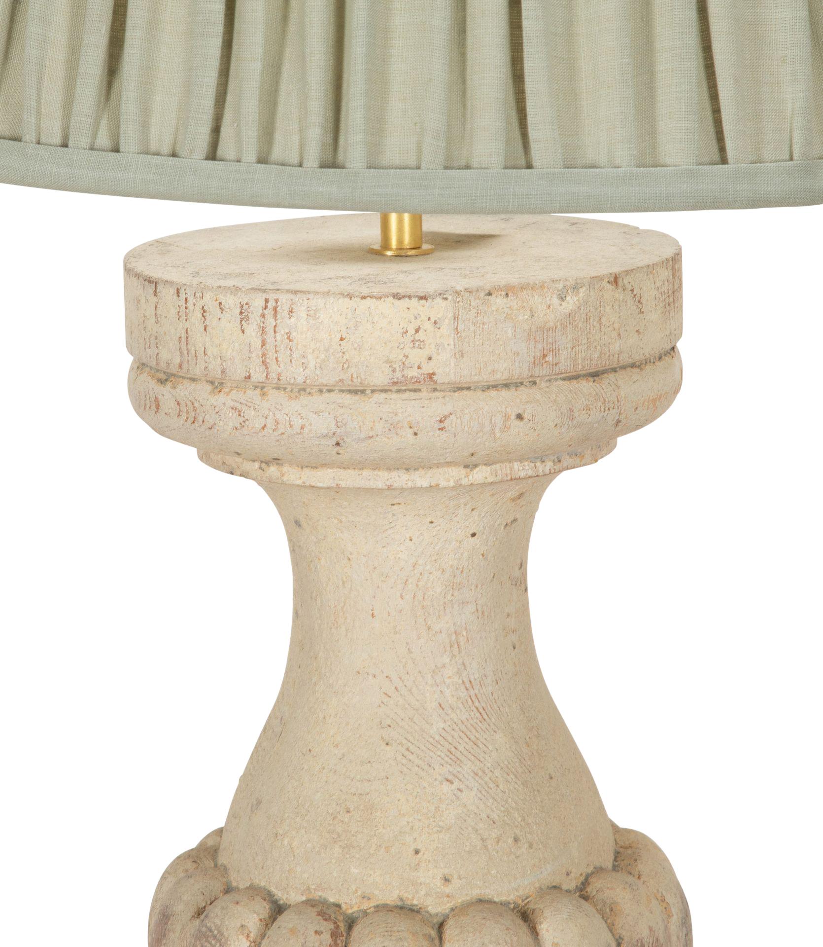 Coppia di lampade in legno francesi del XIX secolo In condizioni buone in vendita a Tetbury, Gloucestershire