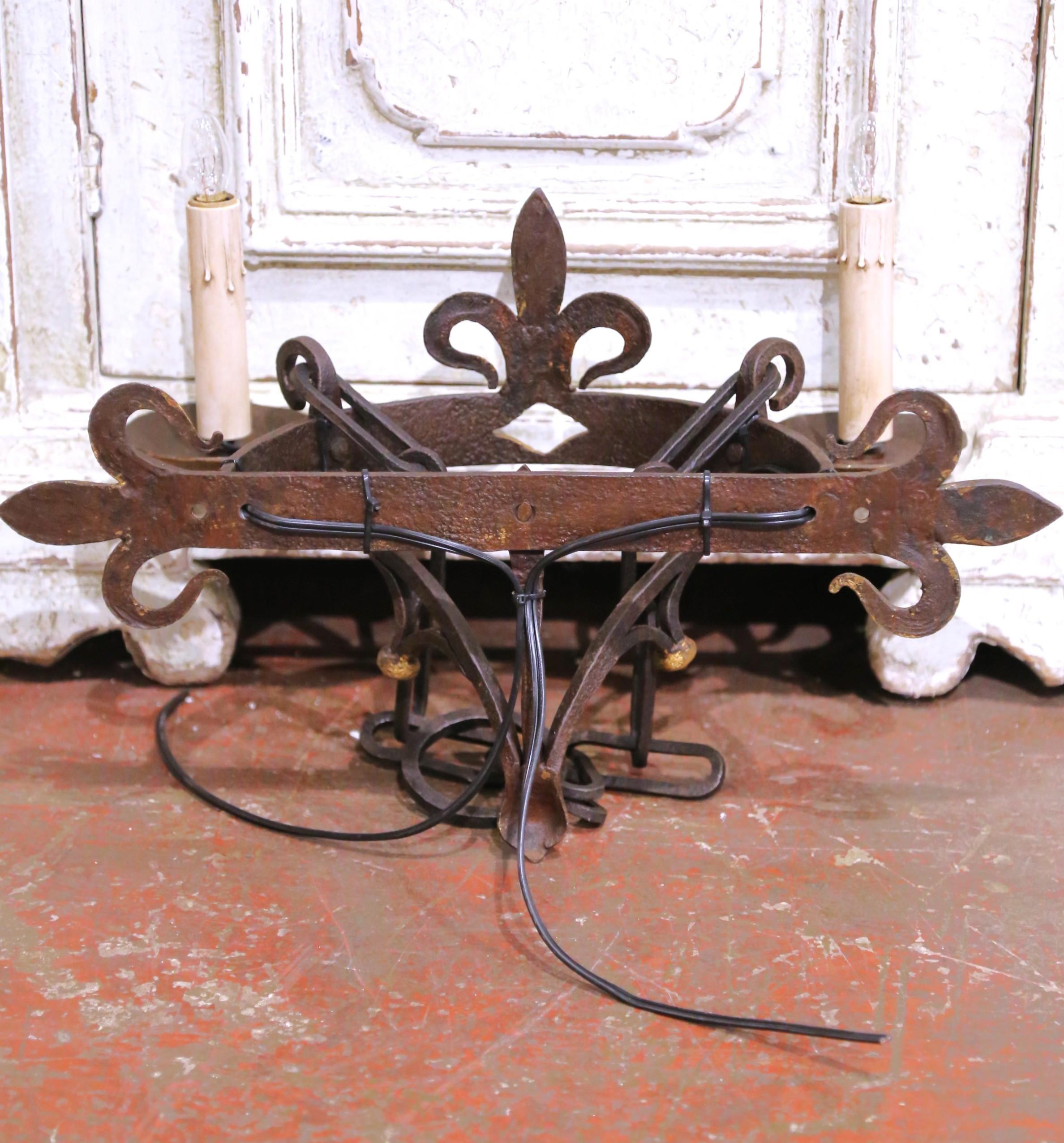 Paire d'appliques en fer forgé français du XIXe siècle à décor de fleurs de lys dorées en vente 3