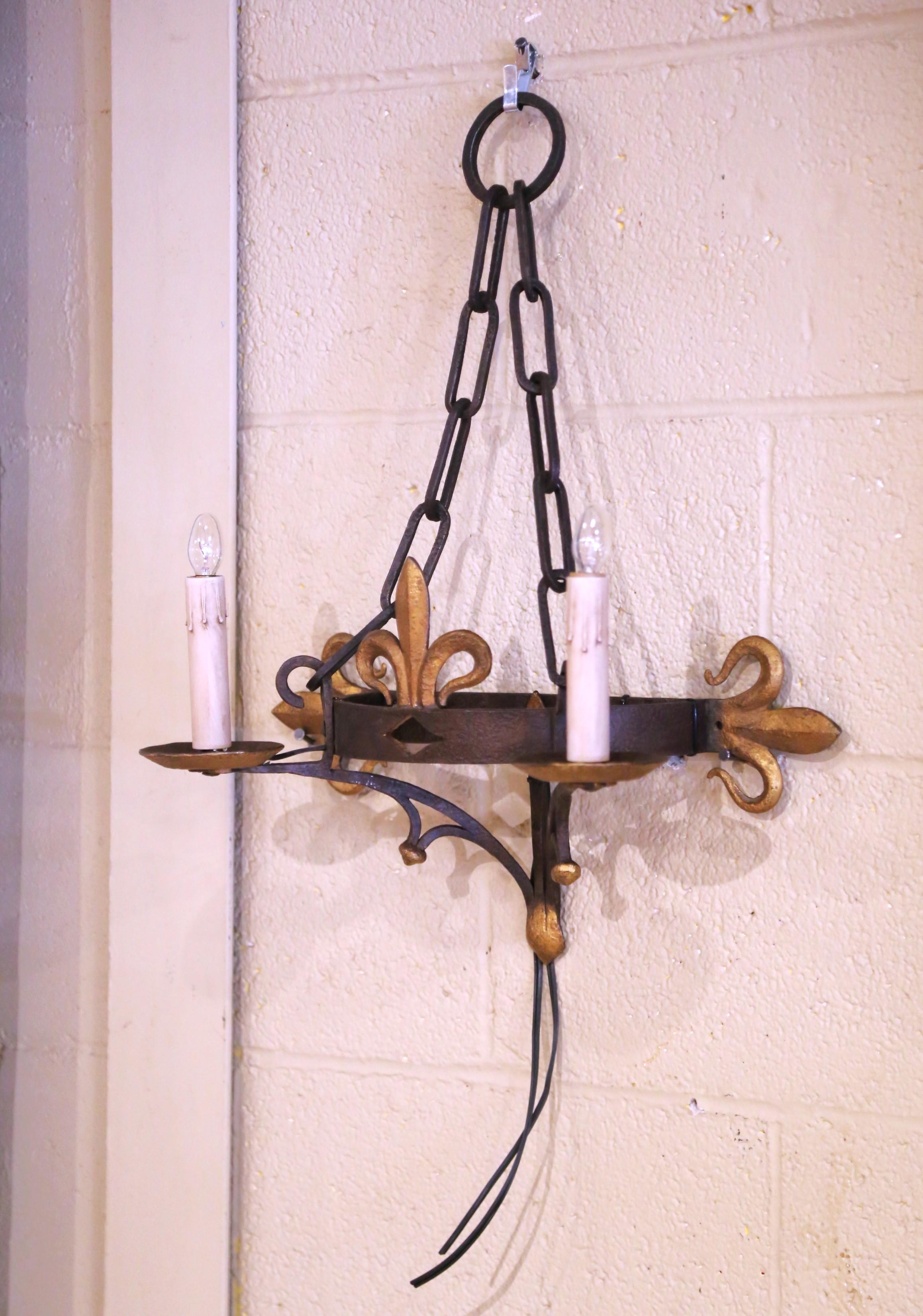 Gothique Paire d'appliques en fer forgé français du XIXe siècle à décor de fleurs de lys dorées en vente