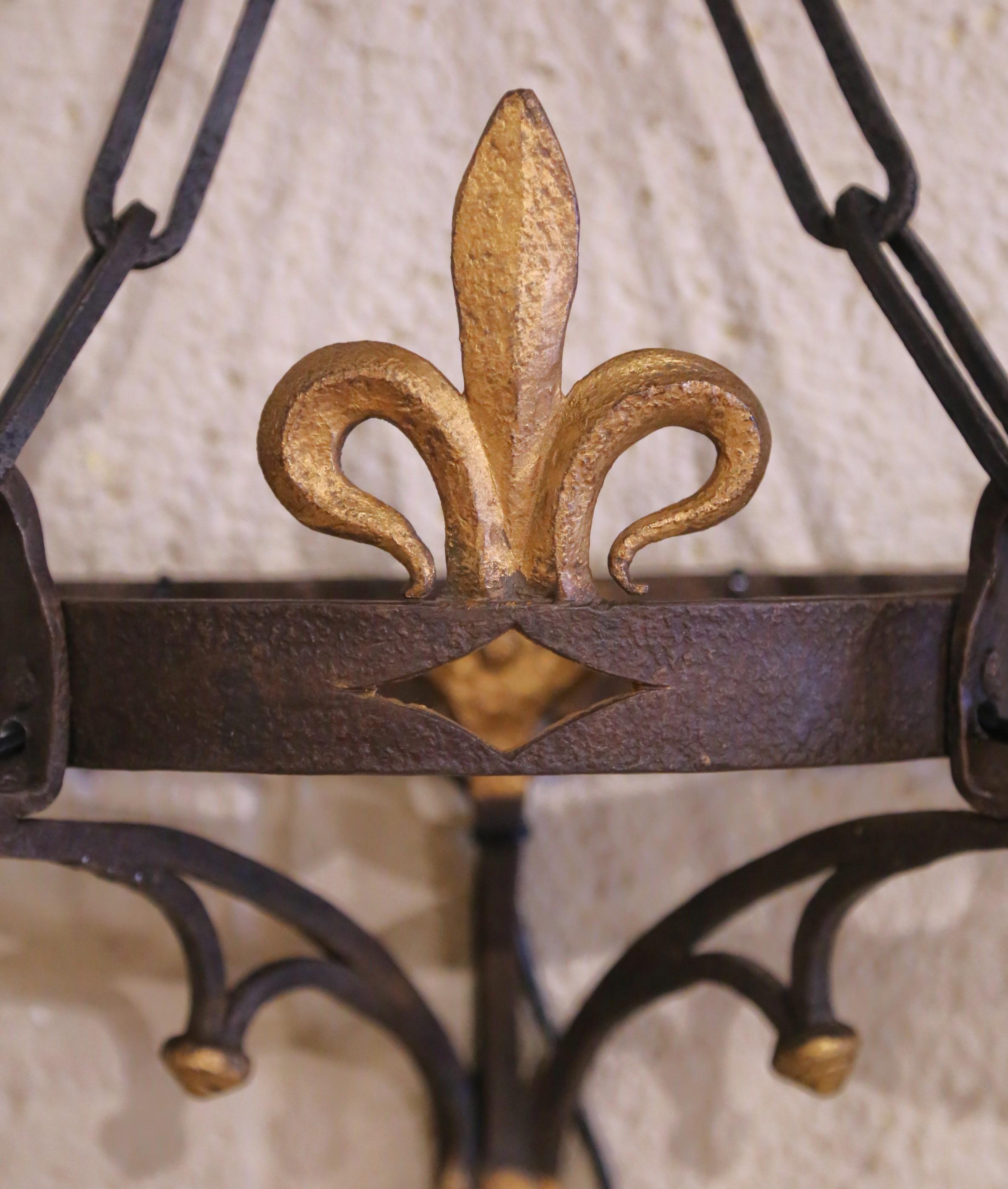 Français Paire d'appliques en fer forgé français du XIXe siècle à décor de fleurs de lys dorées en vente