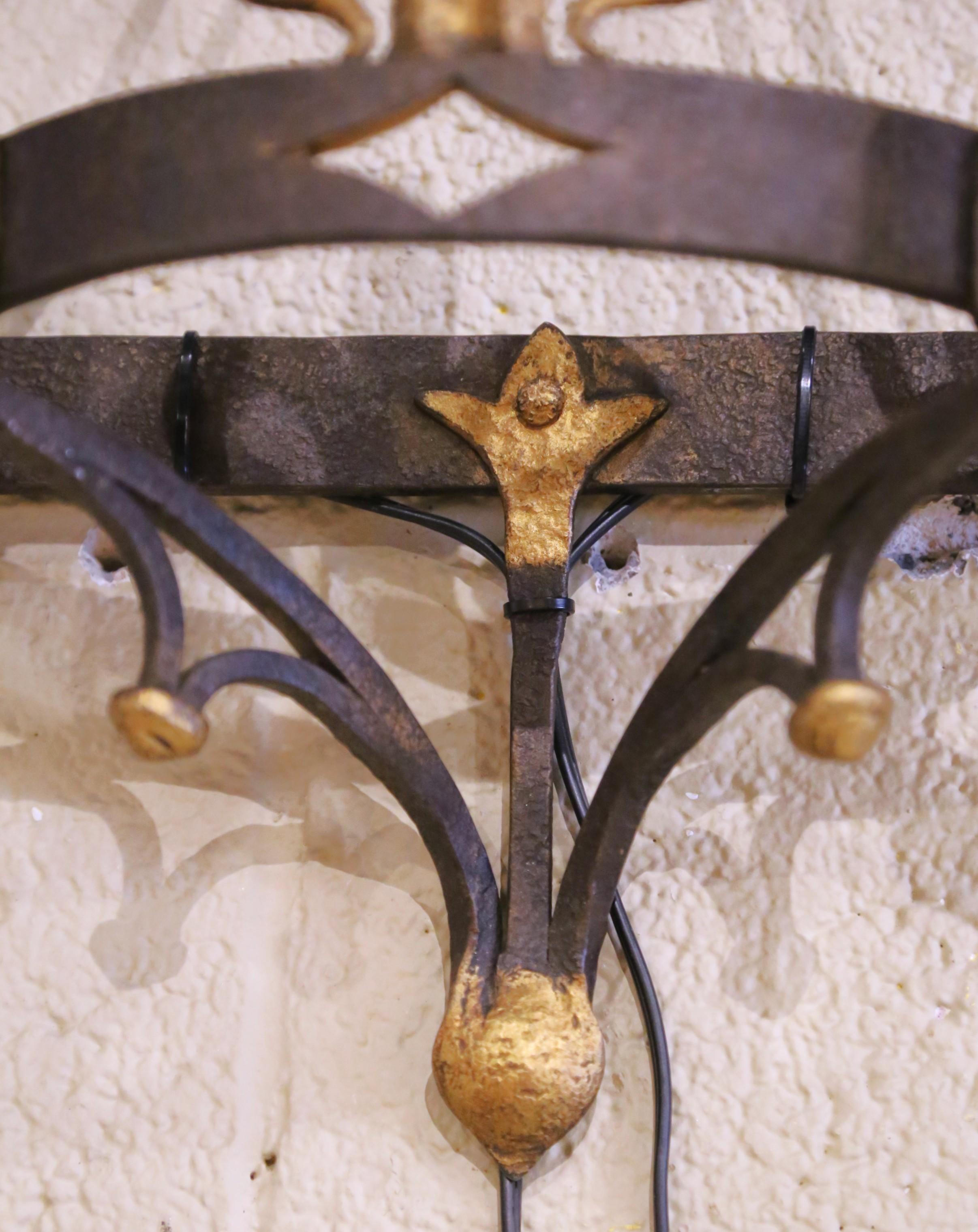 Paire d'appliques en fer forgé français du XIXe siècle à décor de fleurs de lys dorées en vente 1