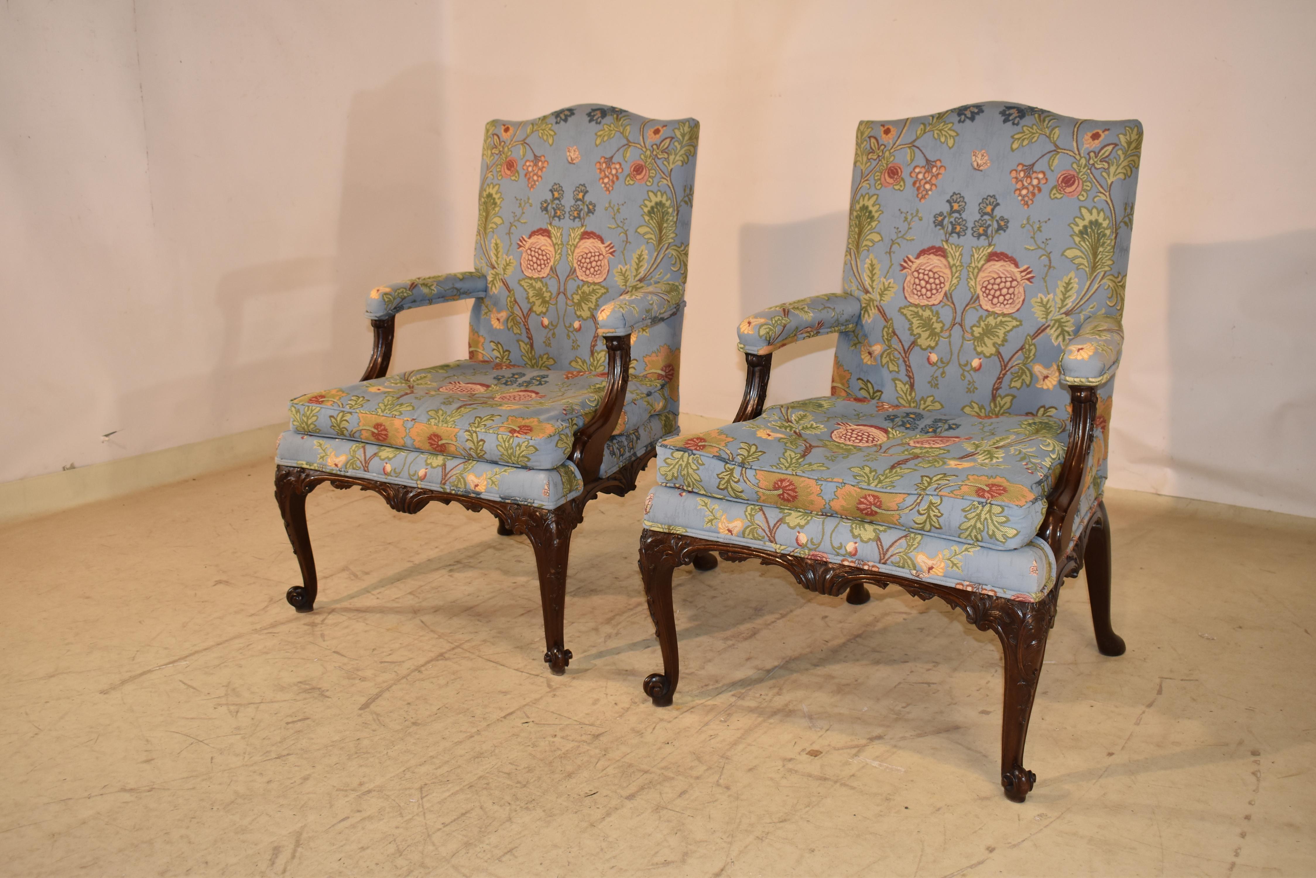 Pareja de sillas Gainsborough del siglo XIX Tallado a mano en venta