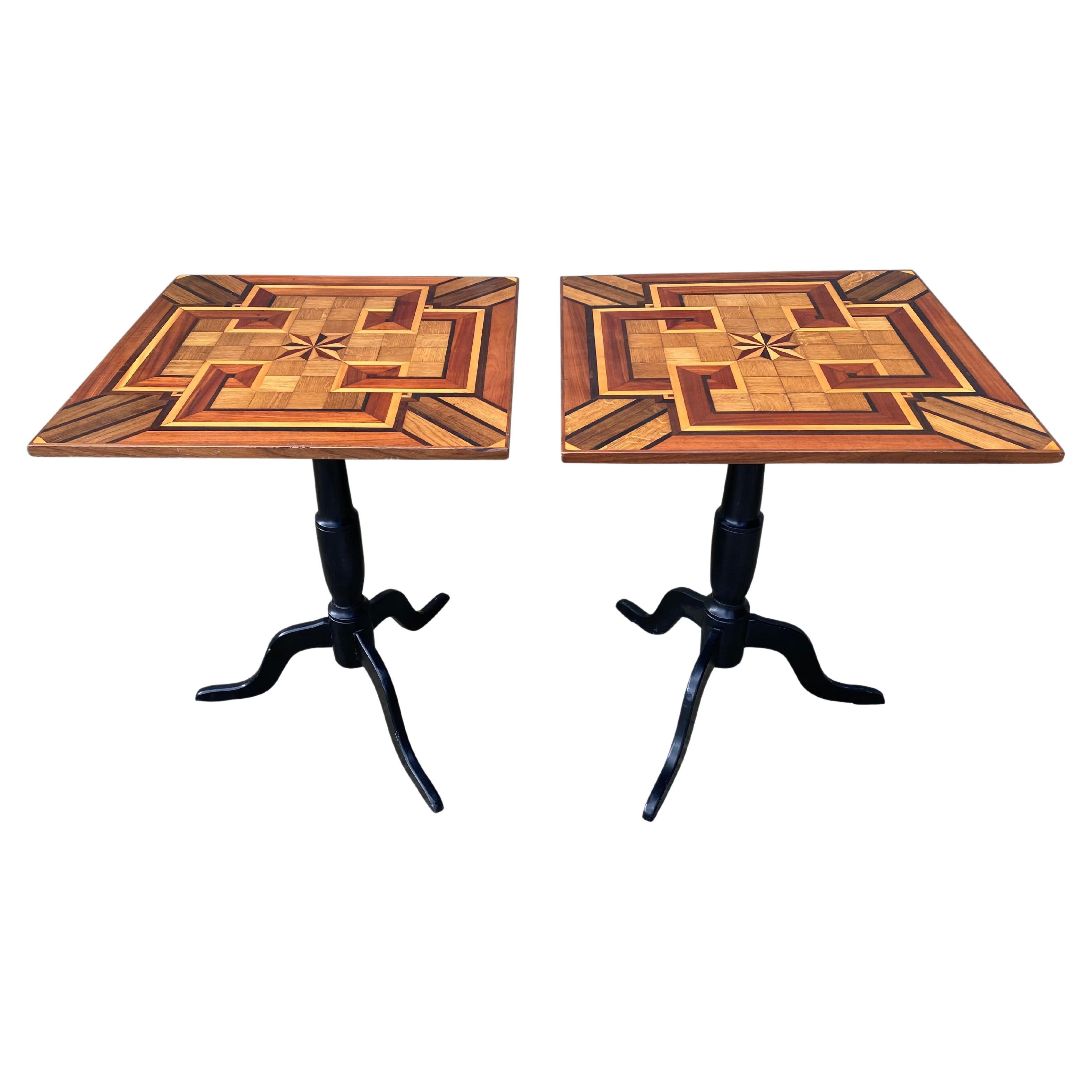 Paire de tables d'appoint en marqueterie géométrique du 19e siècle