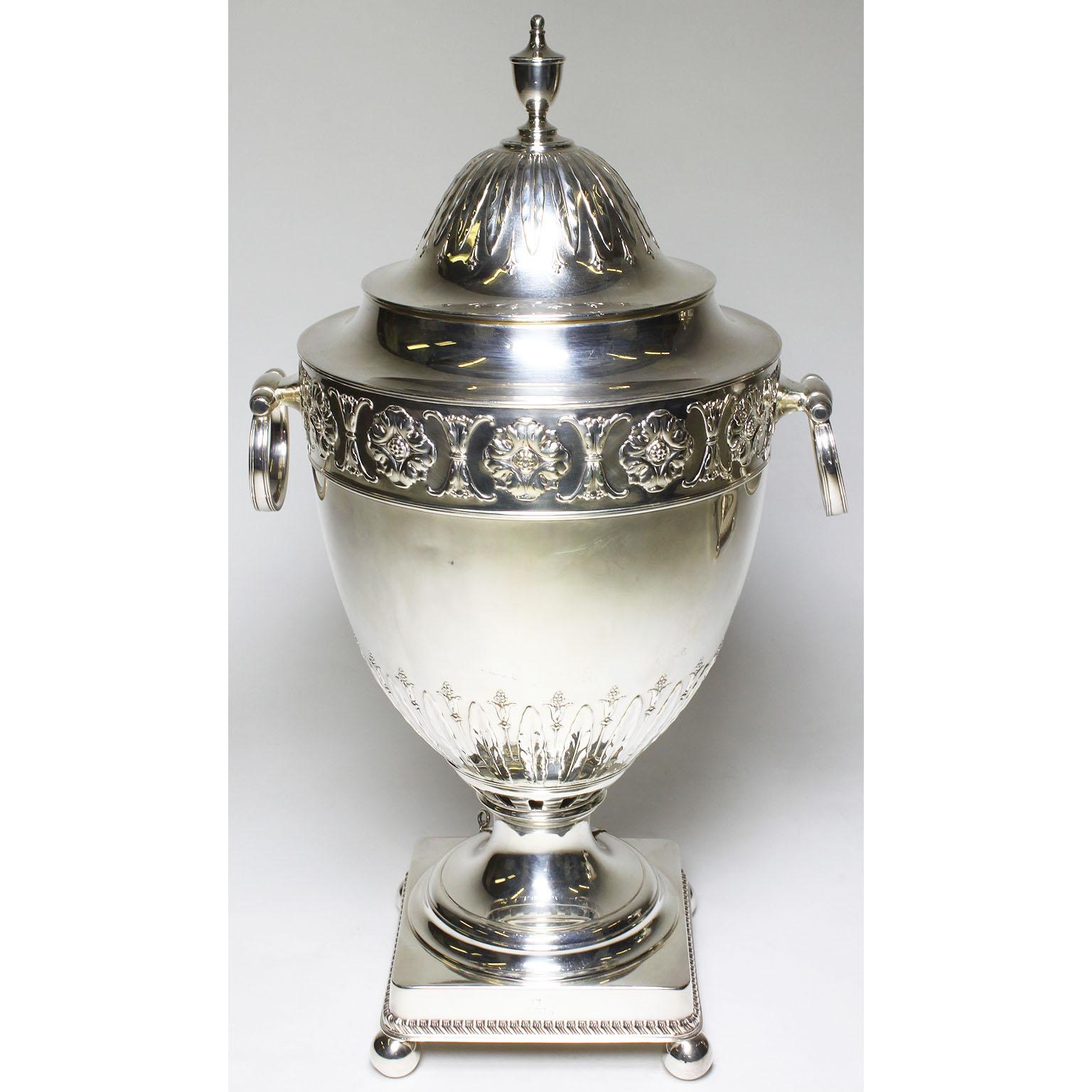 Pareja de samovares de agua caliente chapados estilo Jorge III de principios del siglo XX, Elkington en venta 4