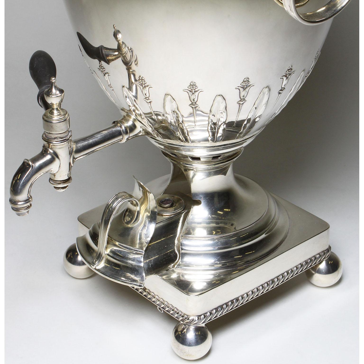 Pareja de samovares de agua caliente chapados estilo Jorge III de principios del siglo XX, Elkington en venta 5