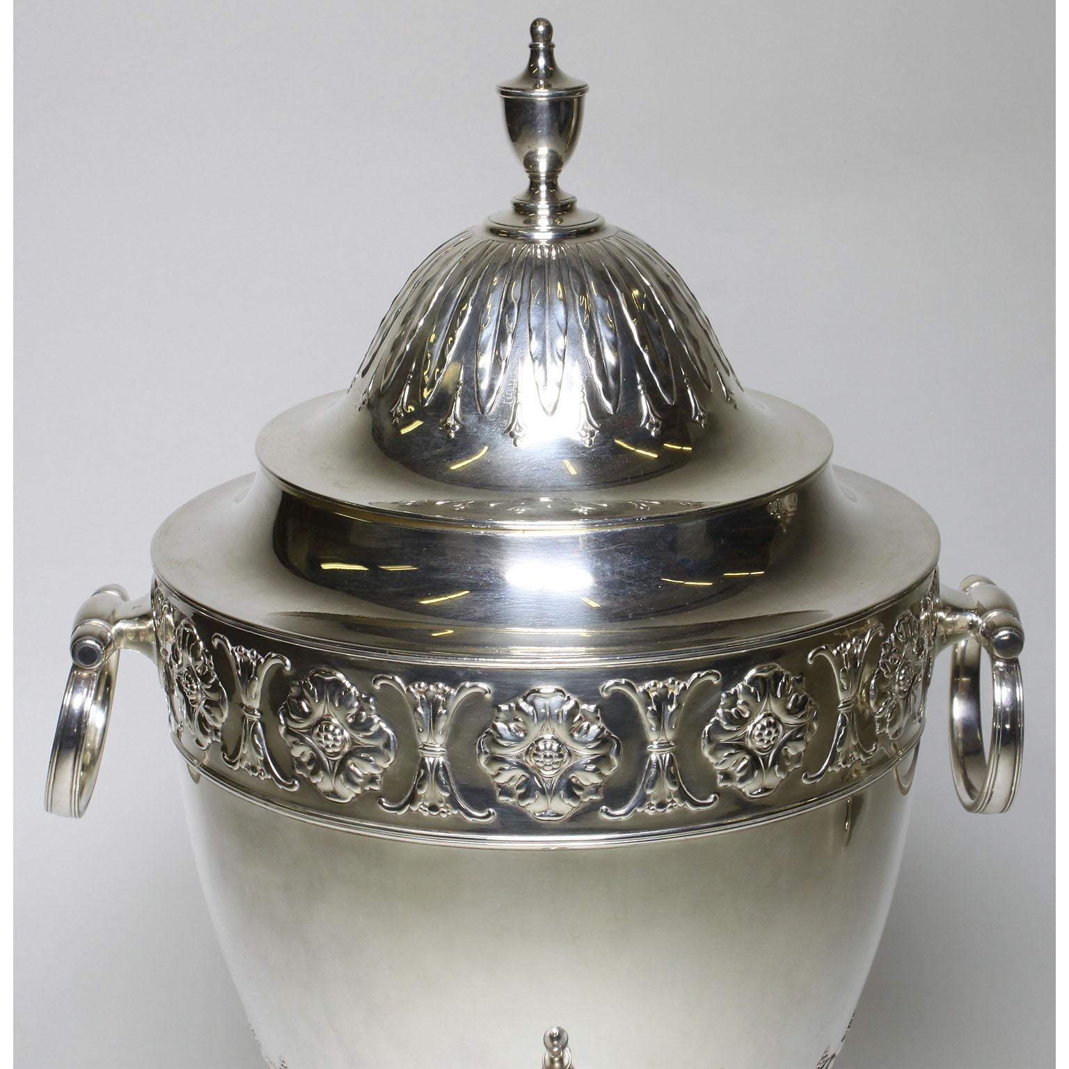 Pareja de samovares de agua caliente chapados estilo Jorge III de principios del siglo XX, Elkington en venta 6