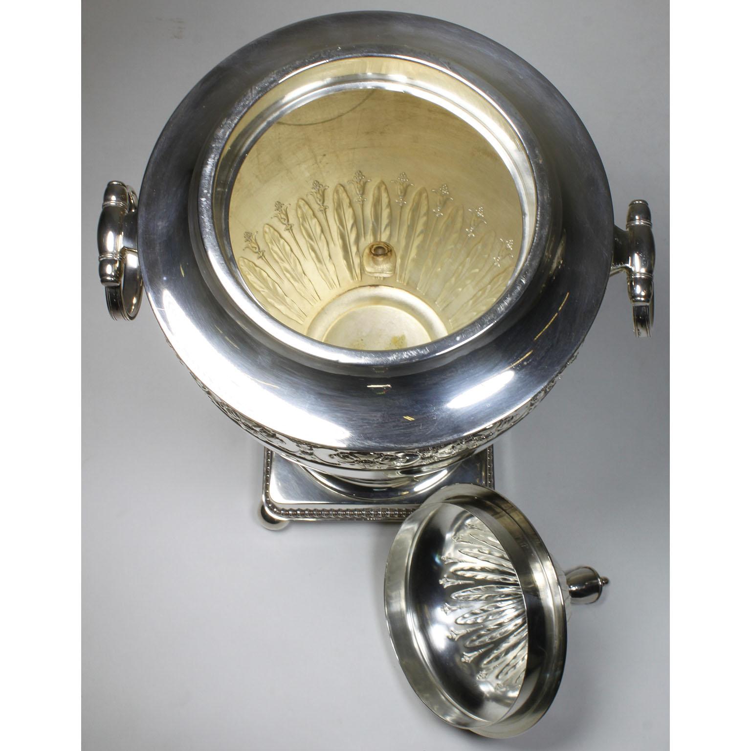 Pareja de samovares de agua caliente chapados estilo Jorge III de principios del siglo XX, Elkington en venta 8