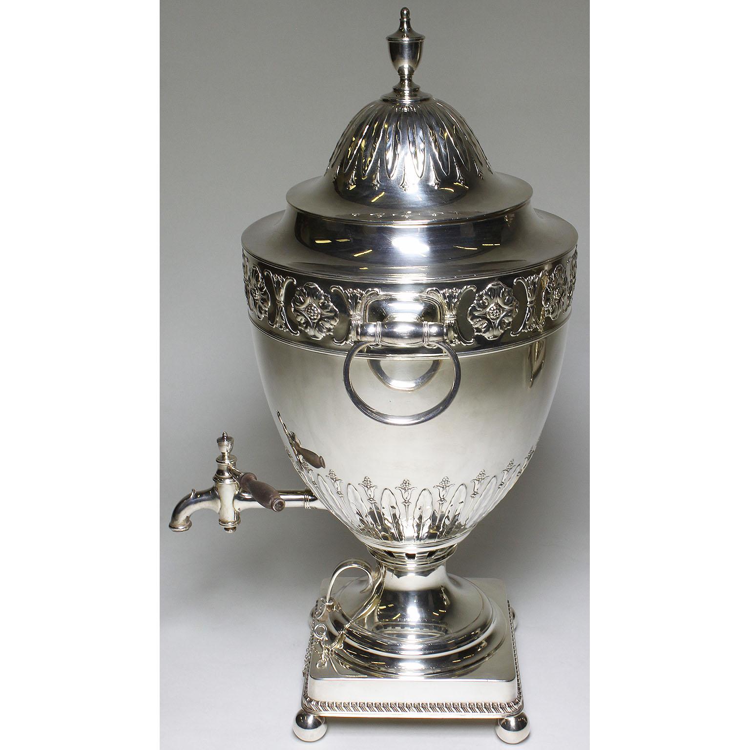 Pareja de samovares de agua caliente chapados estilo Jorge III de principios del siglo XX, Elkington en Bueno estado para la venta en Los Angeles, CA