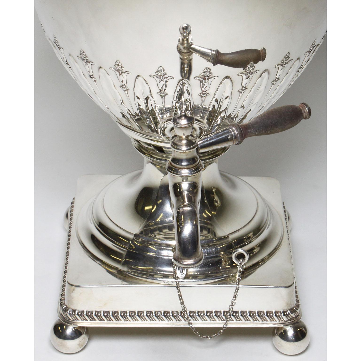 Pareja de samovares de agua caliente chapados estilo Jorge III de principios del siglo XX, Elkington Chapado en plata en venta
