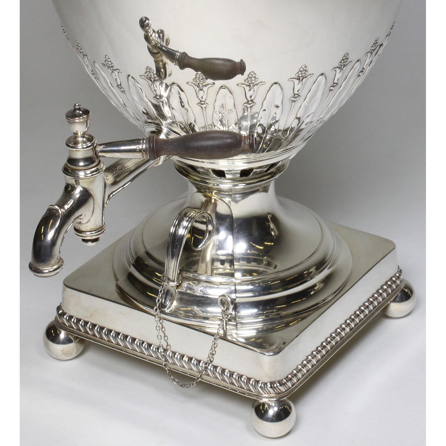 Pareja de samovares de agua caliente chapados estilo Jorge III de principios del siglo XX, Elkington en venta 2