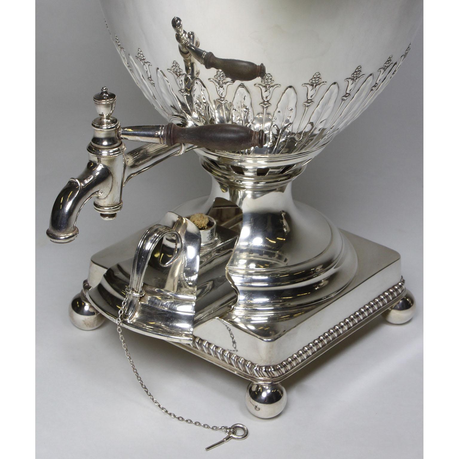 Pareja de samovares de agua caliente chapados estilo Jorge III de principios del siglo XX, Elkington en venta 3