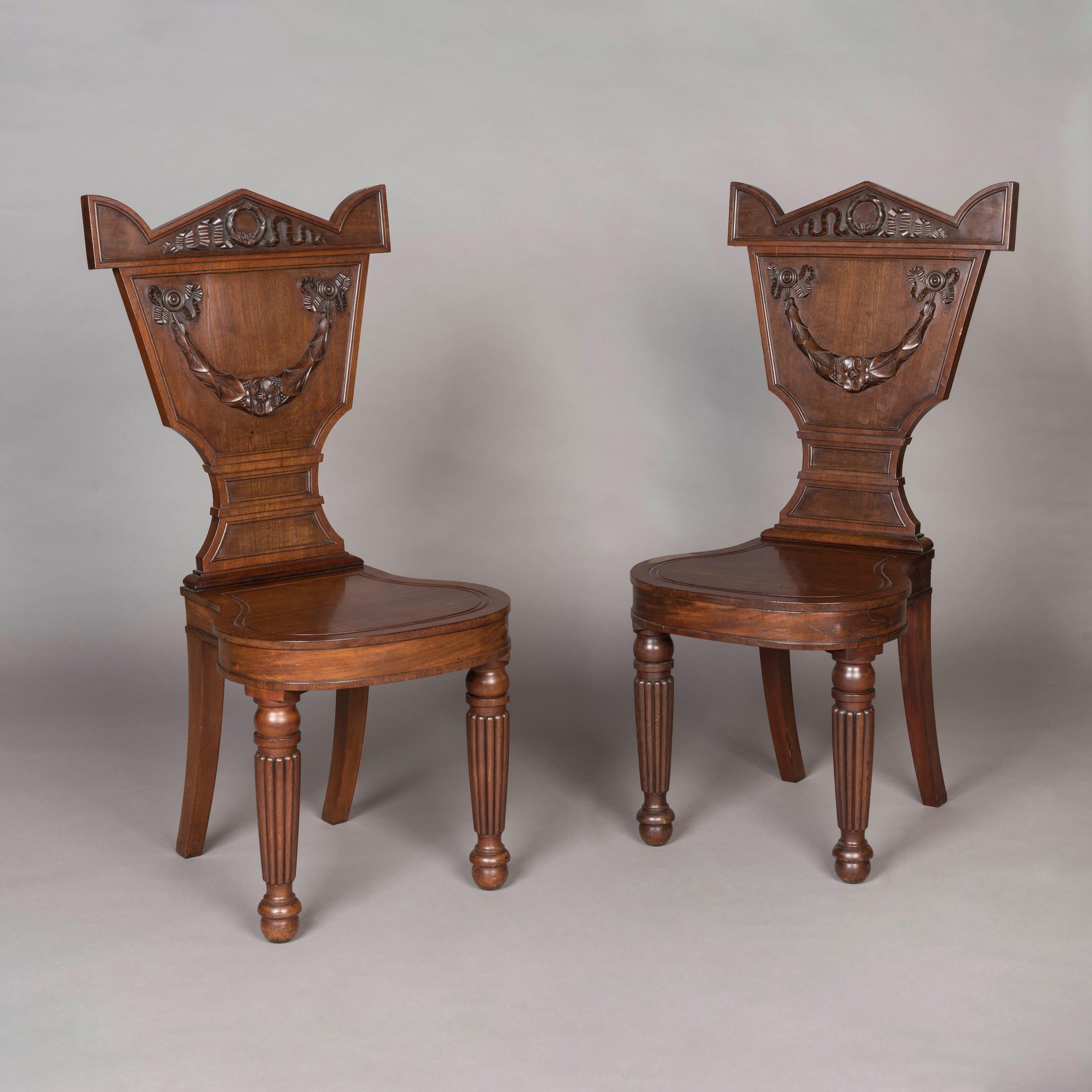 Paar geschnitzte Mahagoni-Stühle aus der georgianischen Periode des 19. Jahrhunderts (George IV.) im Angebot