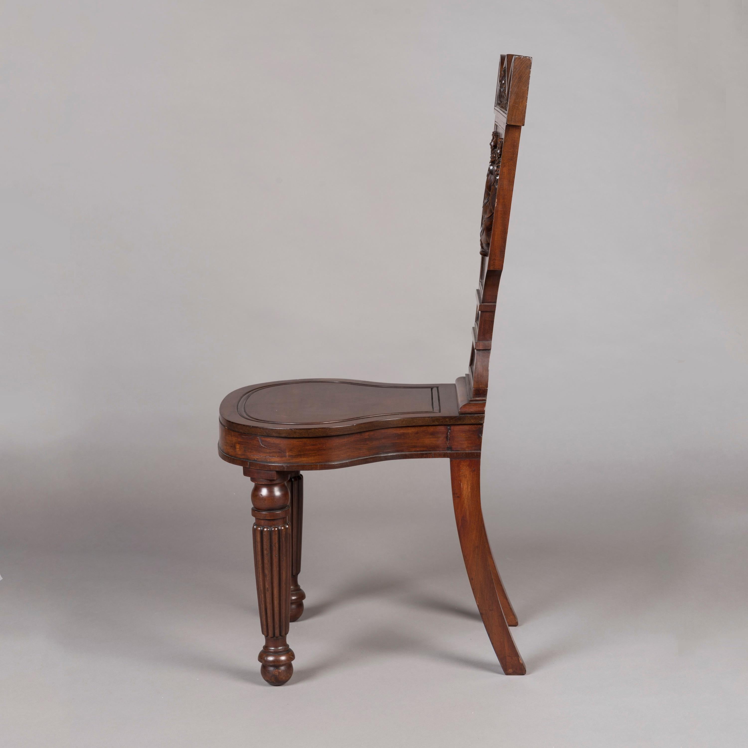 Anglais Paire de chaises en acajou sculpté d'époque géorgienne du XIXe siècle en vente