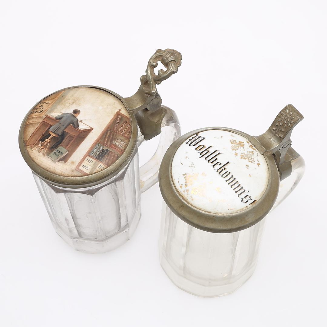 Sceaux à bière, 2, Allemagne, seconde moitié des années 1800, verre, montage en étain avec détails en porcelaine, l'un avec peinture KPM.
Mesures : Hauteur 16,5 et 14,8 cm.
Portez-en un avec réparation.
