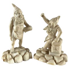 Pareja de gnomos alemanes del siglo XIX Figuras de gnomo de hueso talladas a mano