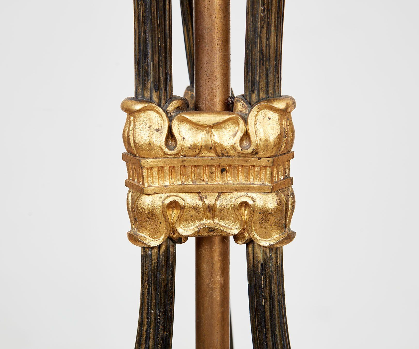 Charles X Paire de lampes en bronze patiné et doré du 19e siècle en vente