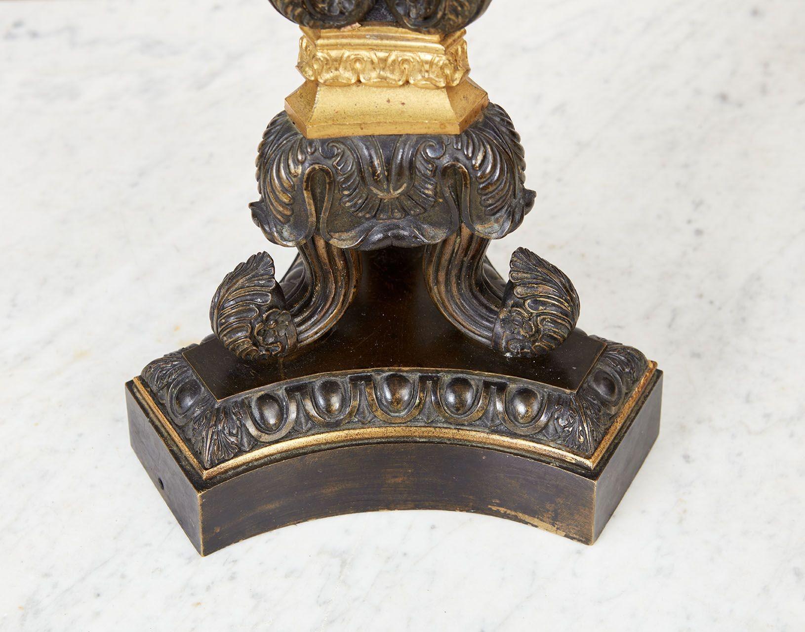 Français Paire de lampes en bronze patiné et doré du 19e siècle en vente