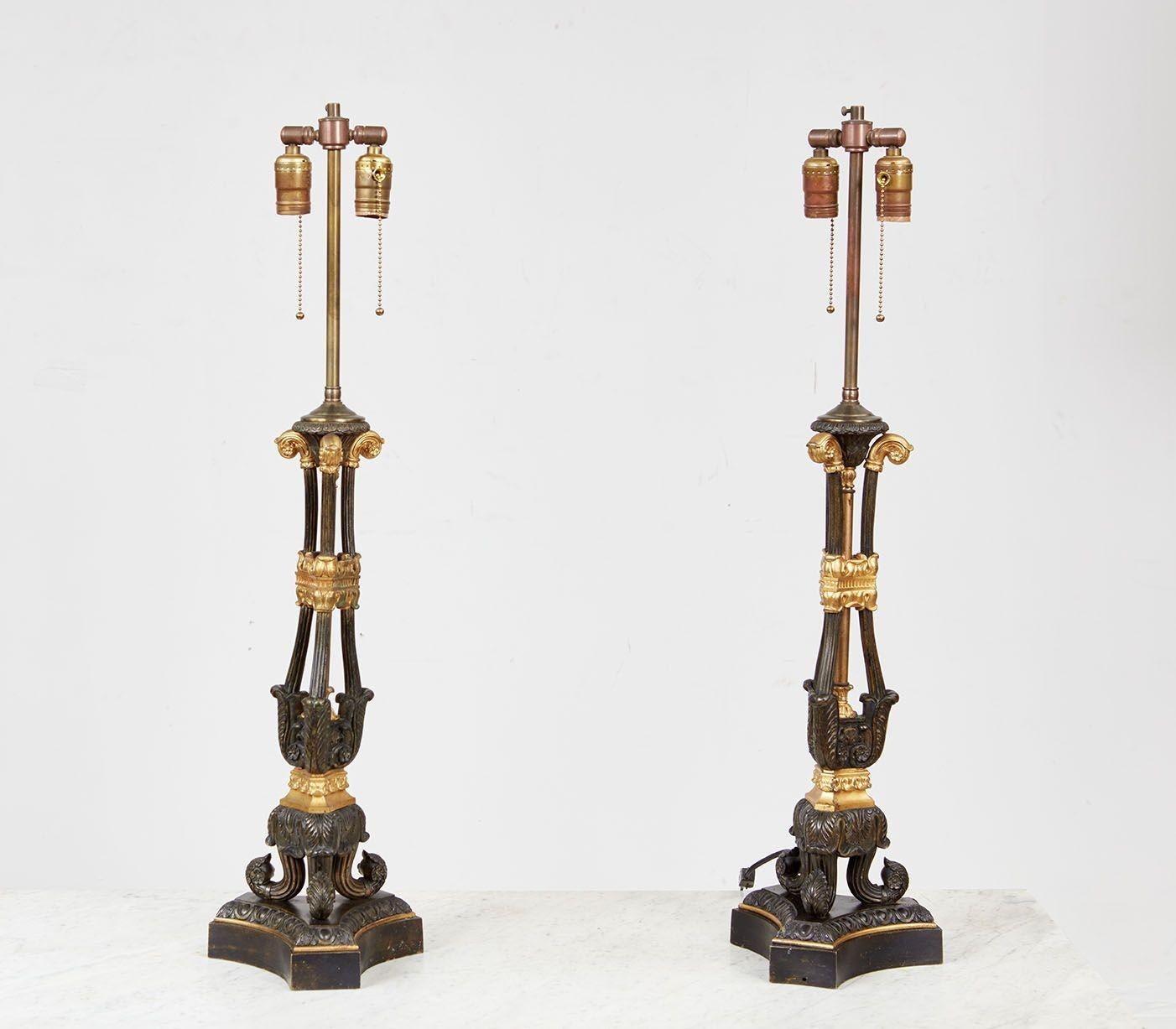 Moulage Paire de lampes en bronze patiné et doré du 19e siècle en vente