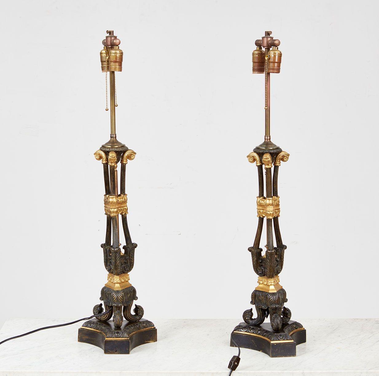 Or Paire de lampes en bronze patiné et doré du 19e siècle en vente