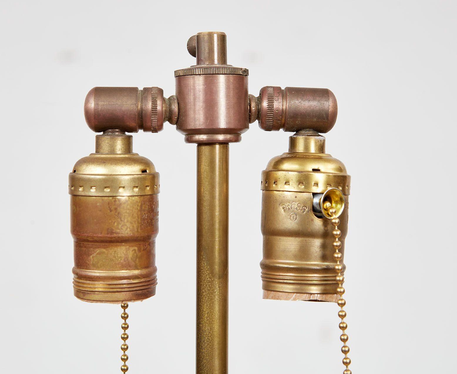 Paire de lampes en bronze patiné et doré du 19e siècle en vente 1