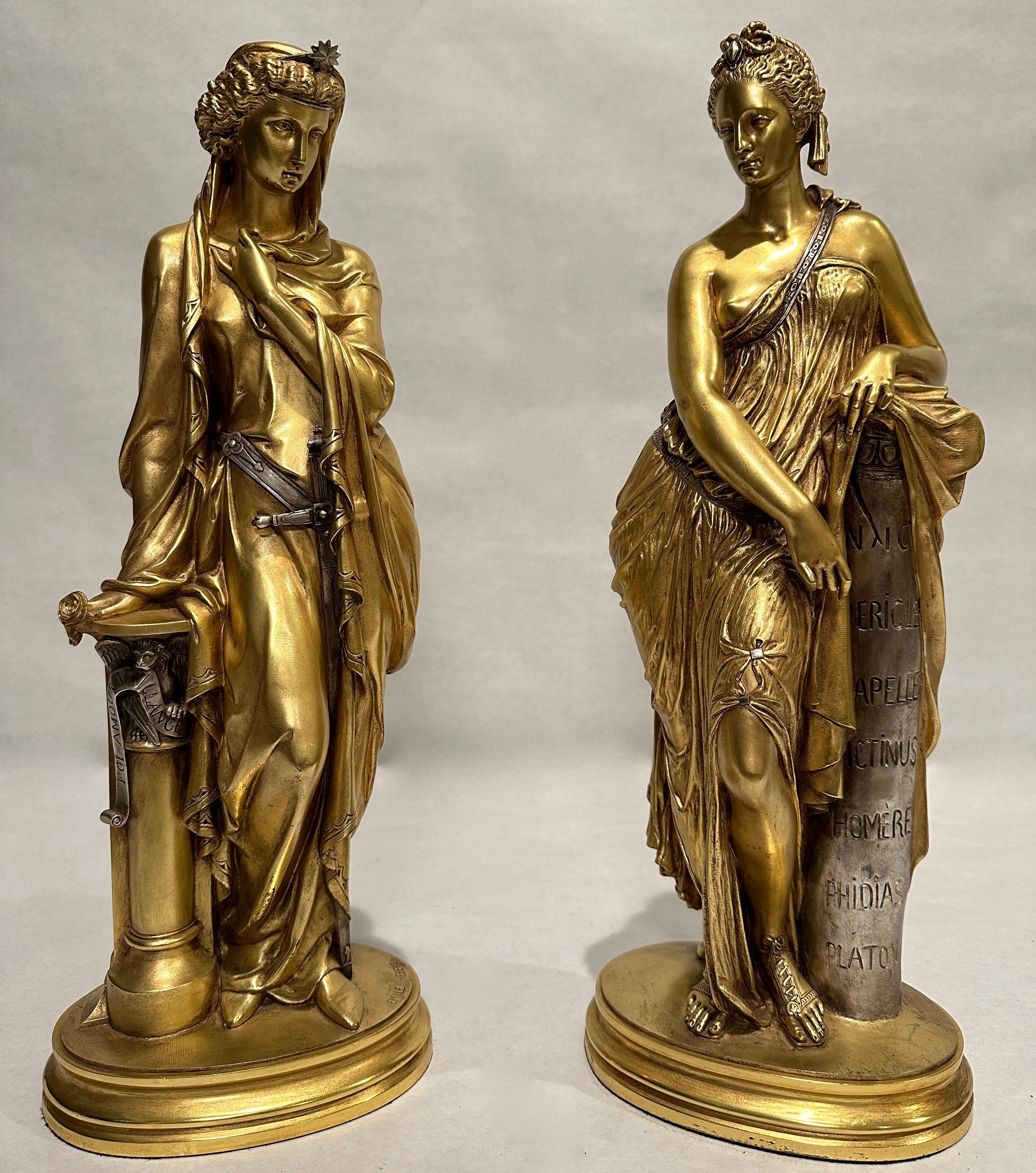 Seltenes Paar von Bronzeskulpturen von Emile Herbért. Hochwertige versilberte und vergoldete Bronzefiguren einer Kriegerin und einer Dichterin, die entsprechend mit militärischer Kleidung und poetischen Worten gekleidet sind. Signiert und mit der