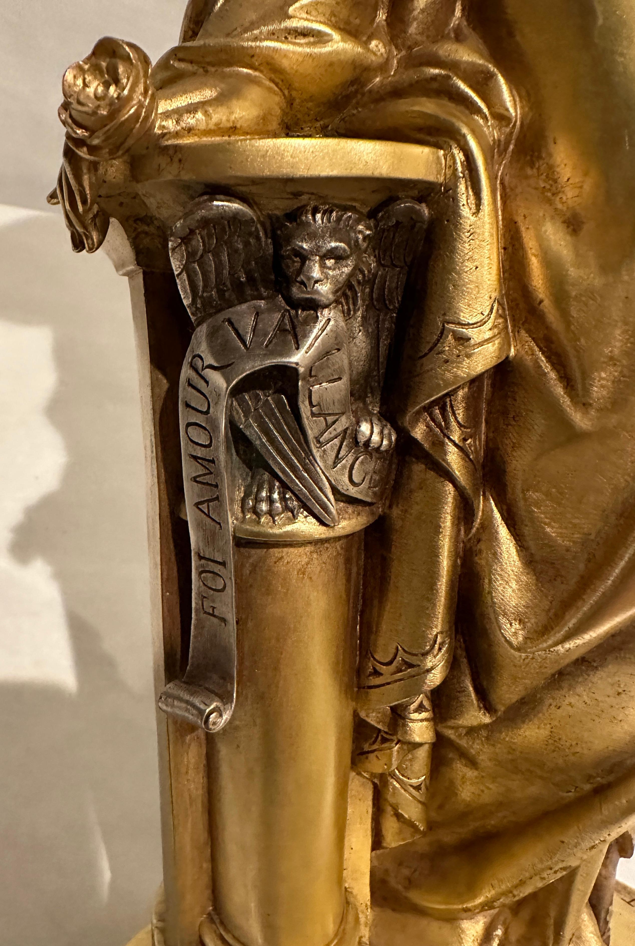 Doré Paire de sculptures de femmes en bronze doré et argenté du 19ème siècle en vente