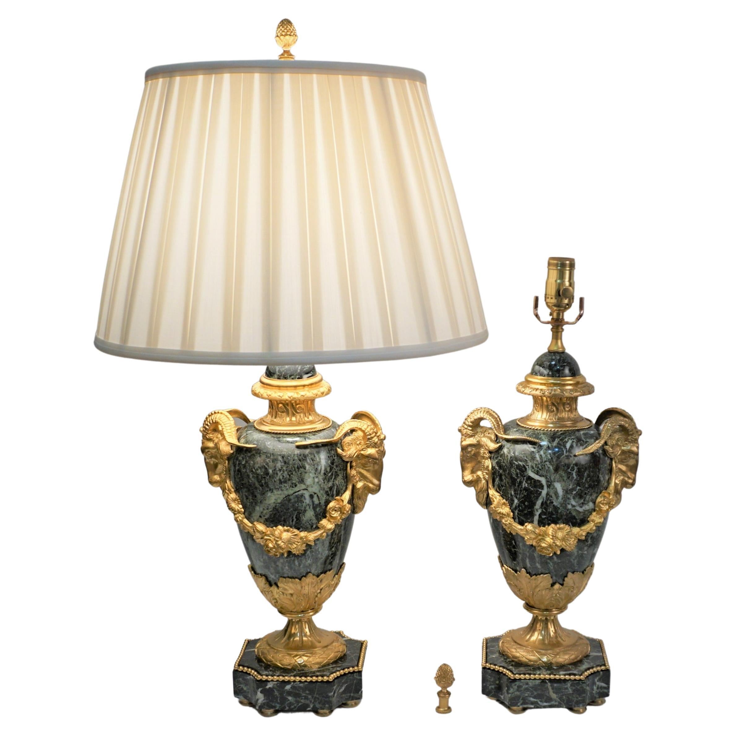 Paar Urnen-Tischlampen aus vergoldeter Bronze und Marmor aus dem 19. Jahrhundert