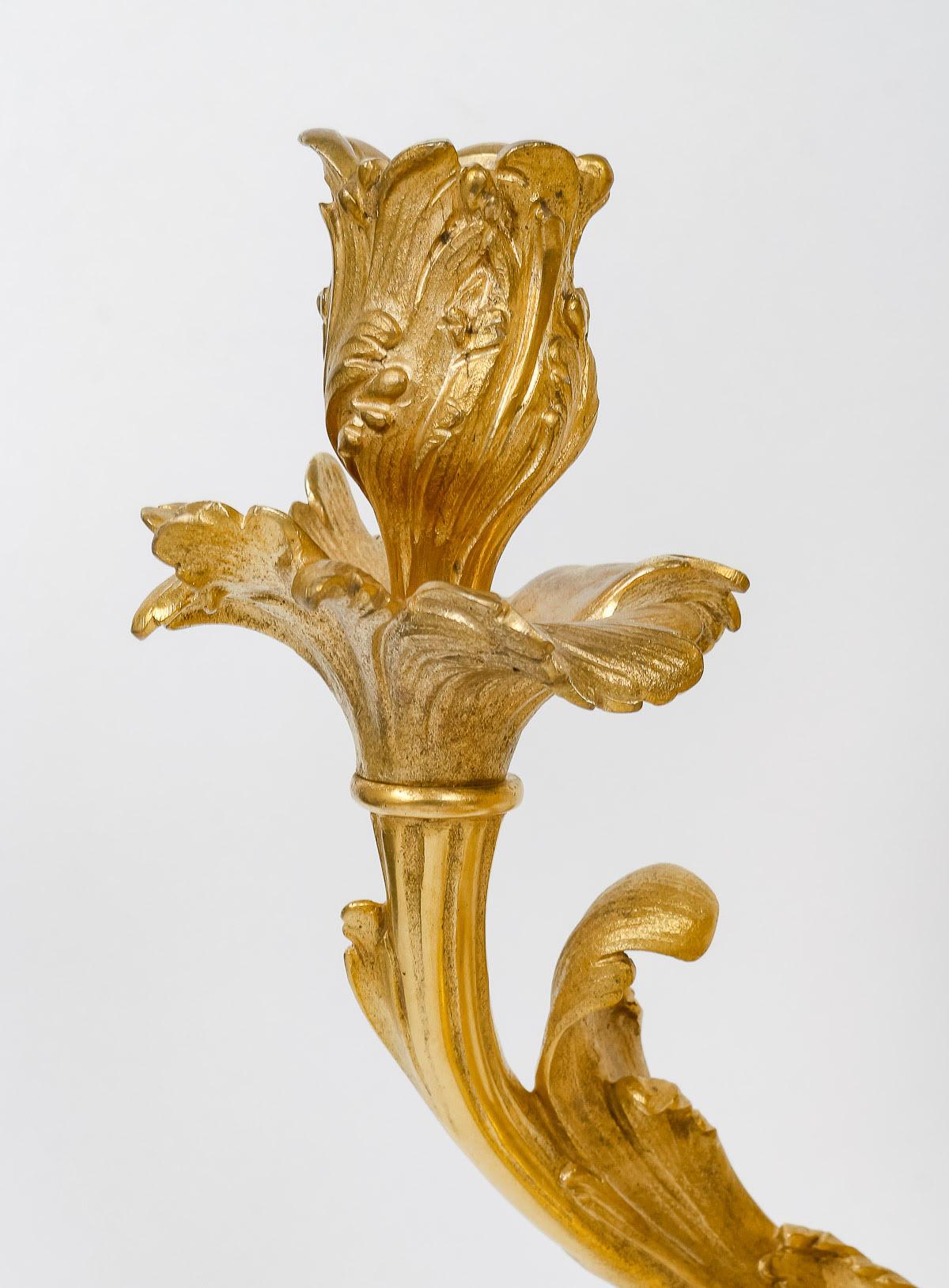 Paar vergoldete Bronzekandelaber aus dem 19.

Ein Paar Kandelaber im Rocaille-Stil, Louis XV, Periode Napoleon III, 19. Jahrhundert, mit vier ziselierten und vergoldeten Bronzearmen.
H: 45cm, B: 30cm, T: 30cm