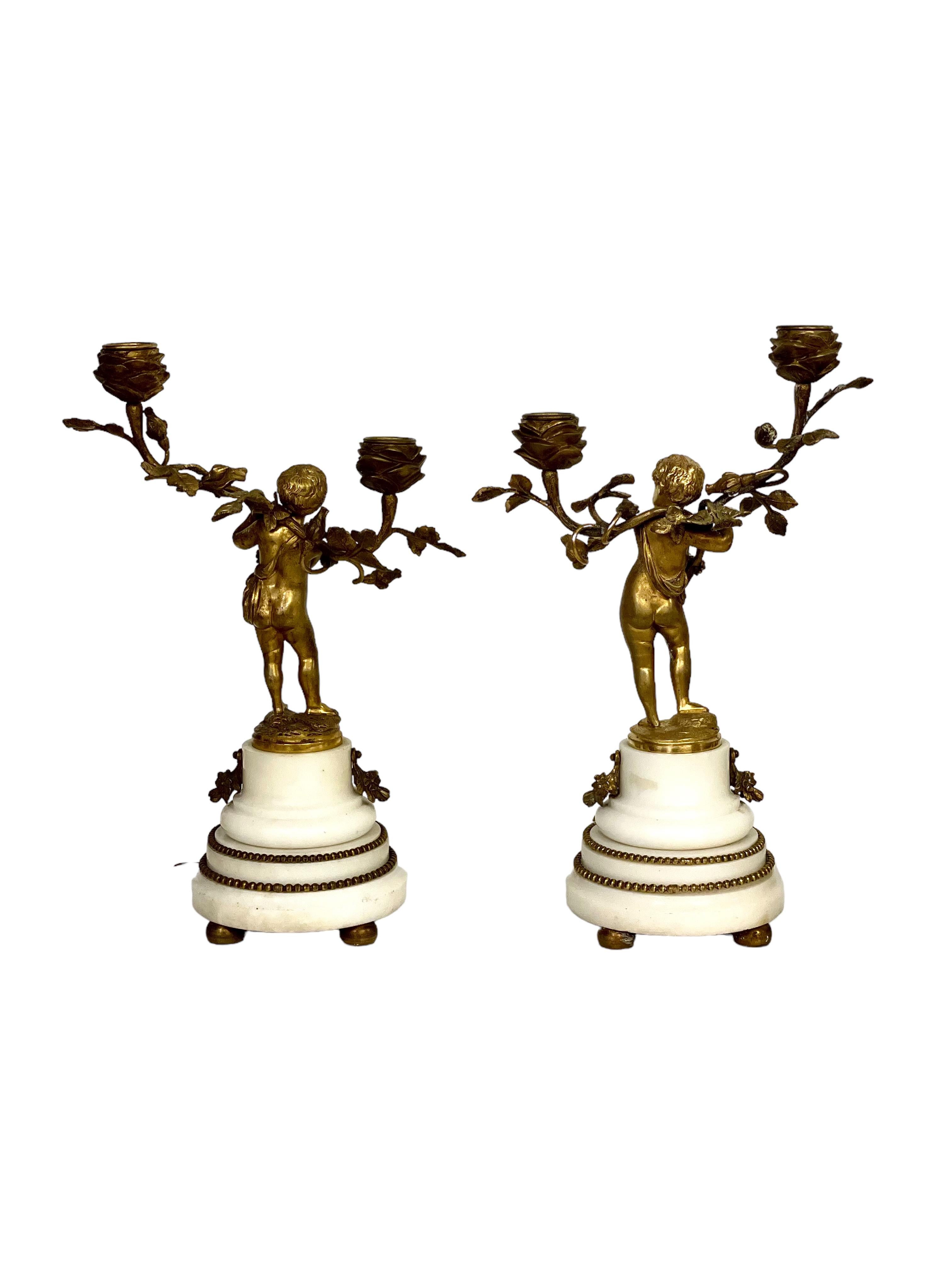 Coppia di candelabri a cherubini in bronzo dorato del XIX secolo su stativi in marmo bianco in vendita 3