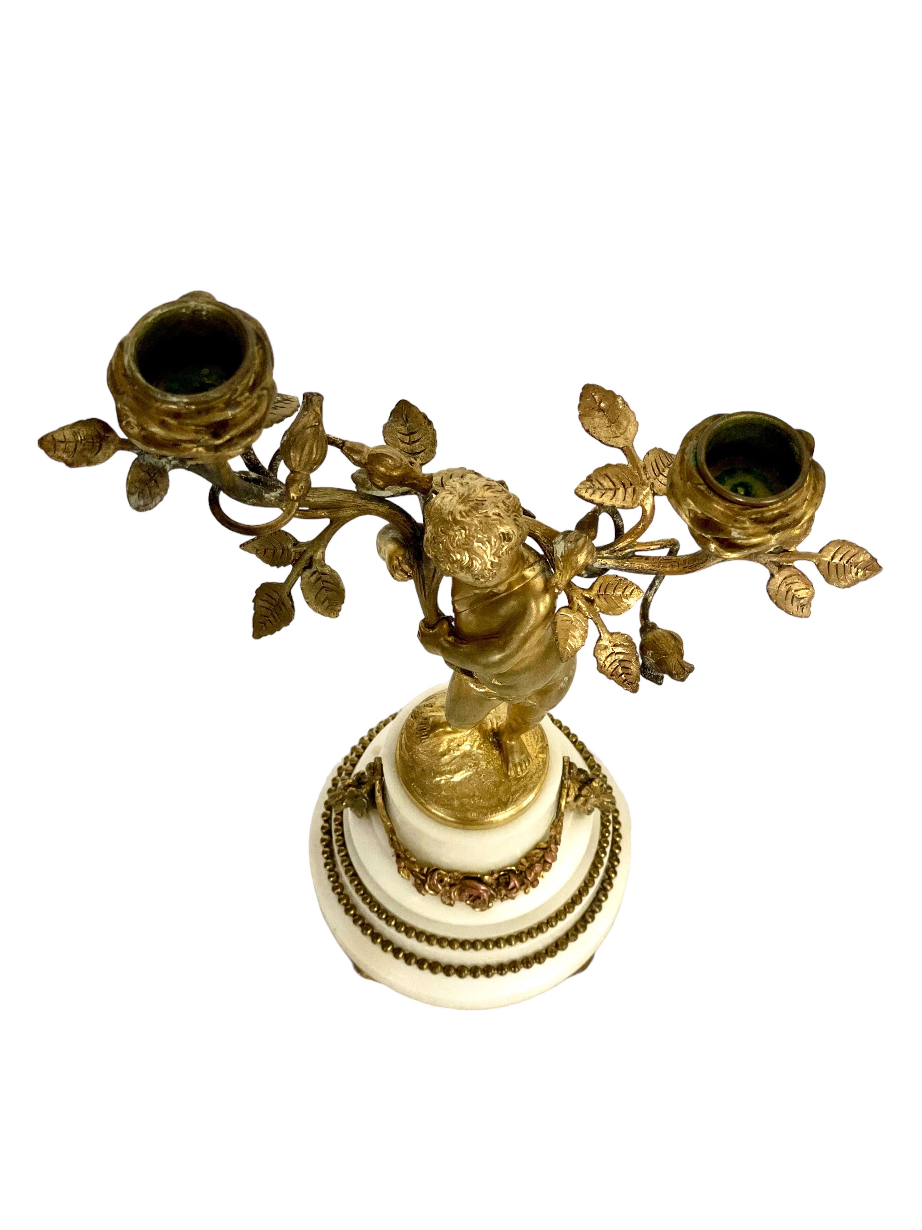Paar vergoldete Bronze-Cherubs-Kandelaber mit Marmorständern aus dem 19. Jahrhundert im Angebot 5