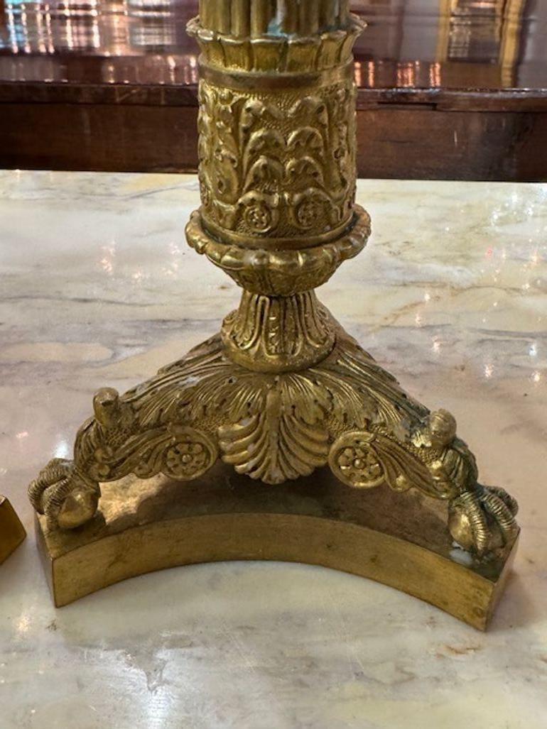 Bronzo Coppia di candelabri in bronzo dorato del XIX secolo in vendita