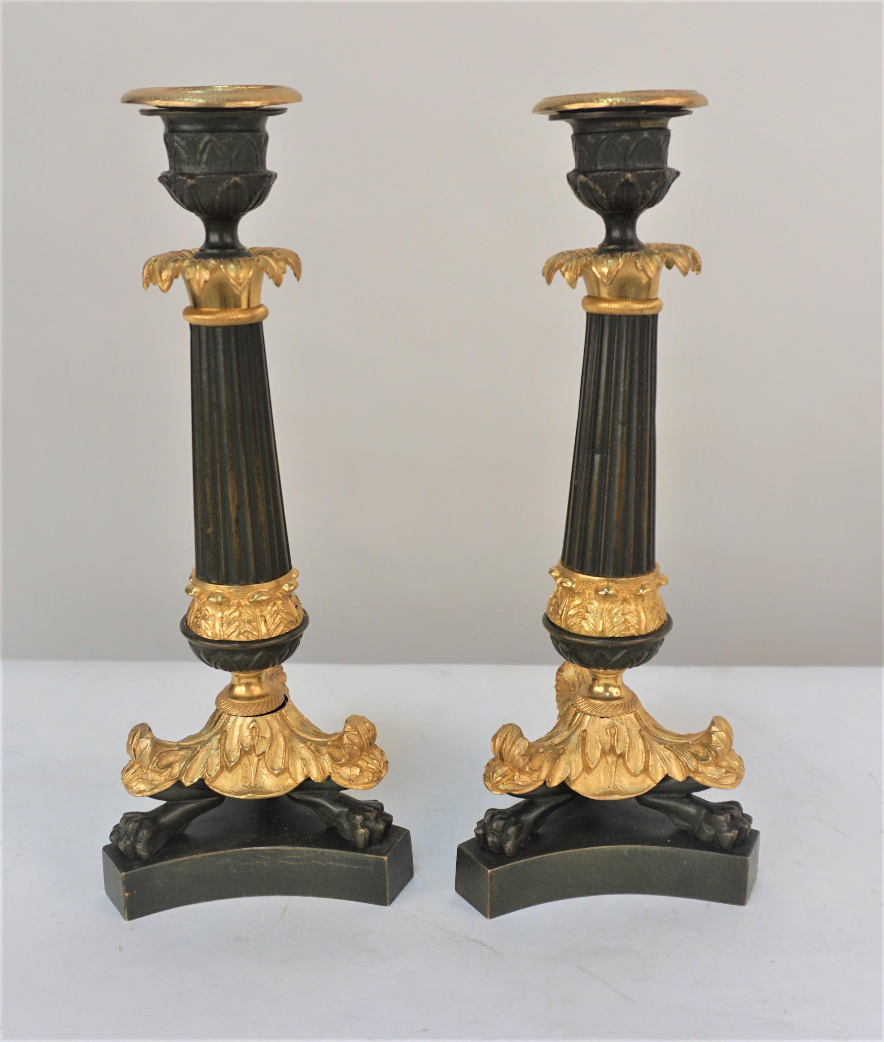 Paar Kerzenständer aus vergoldeter Bronze aus dem 19. Jahrhundert im Angebot 2