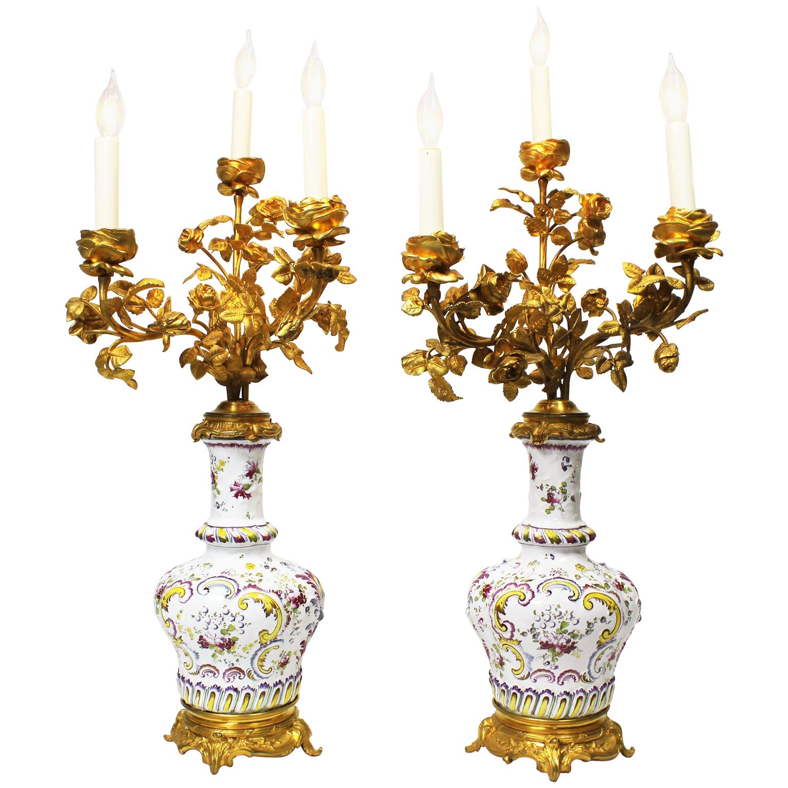 Paire de candélabres de table en bronze doré et porcelaine de faïence du 19ème siècle