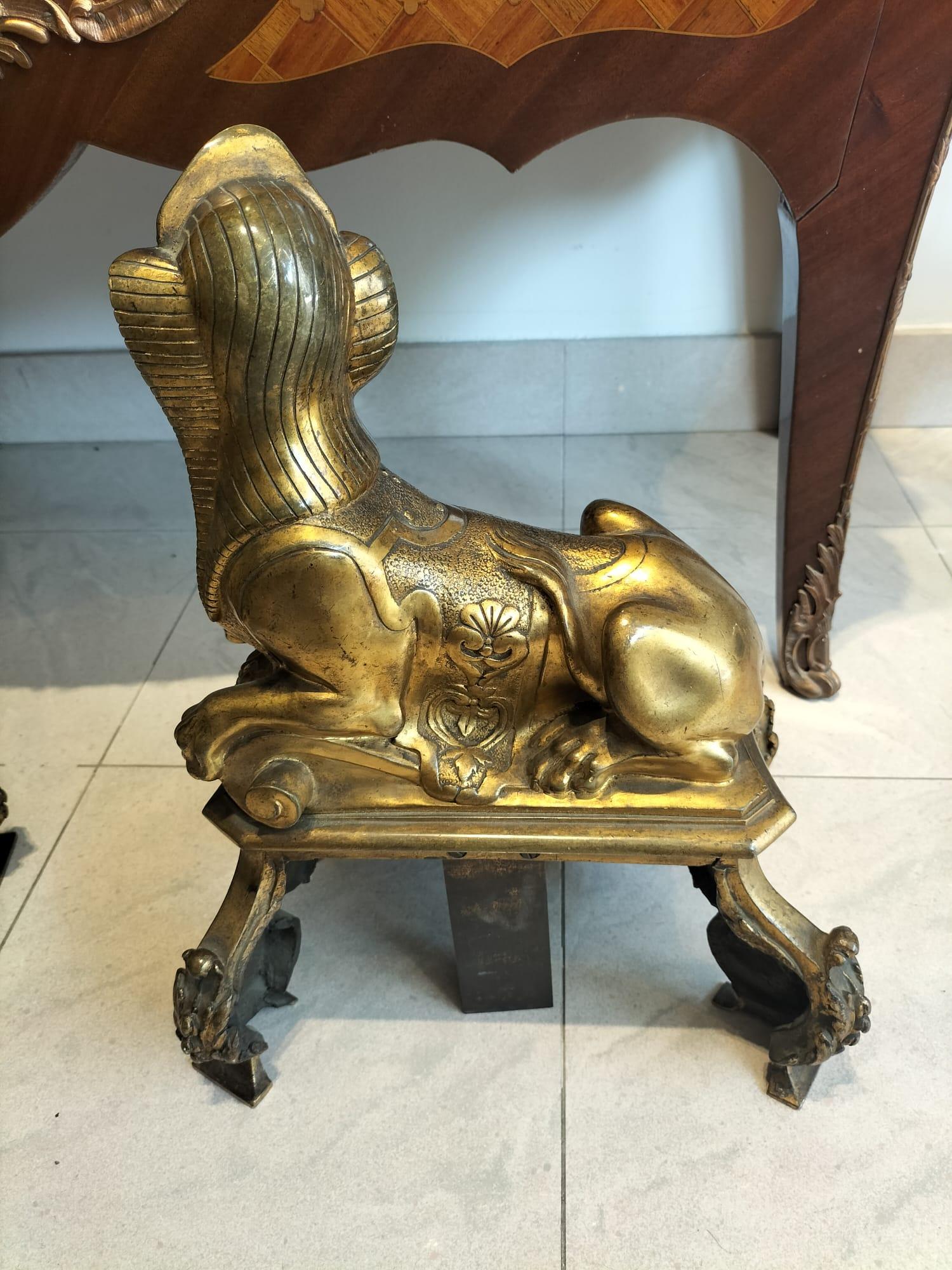 Paar vergoldete Bronze-Feuerhunde aus dem 19. Jahrhundert im ägyptischen Stil im Angebot 4