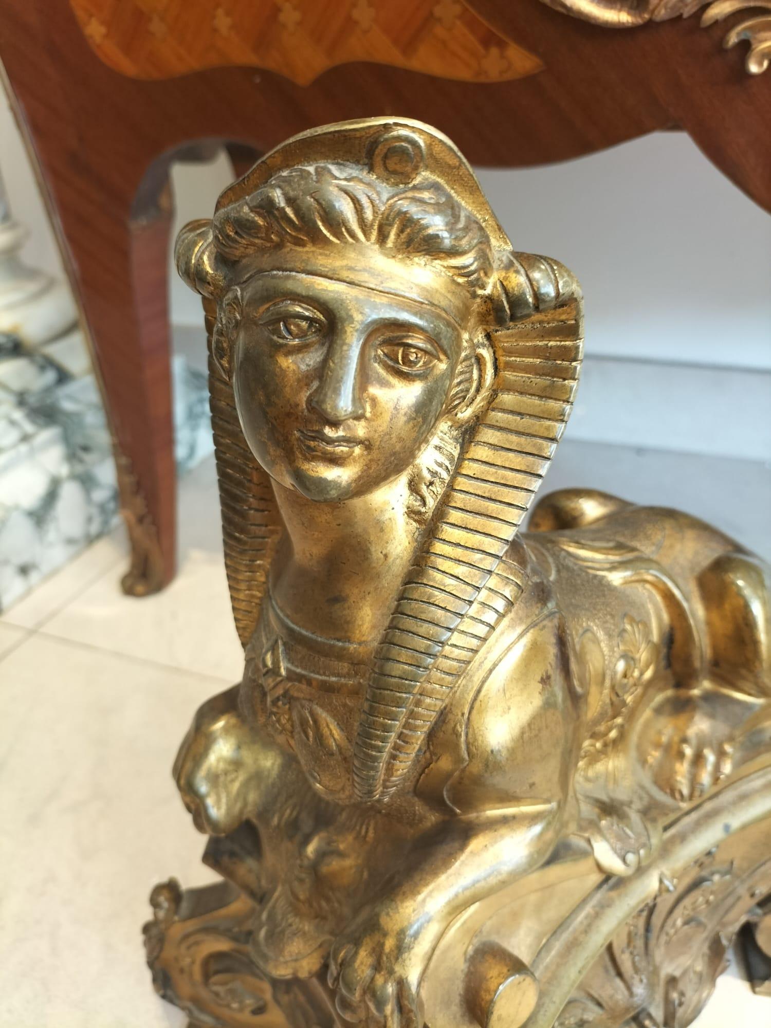 Paar vergoldete Bronze-Feuerhunde aus dem 19. Jahrhundert im ägyptischen Stil im Angebot 5