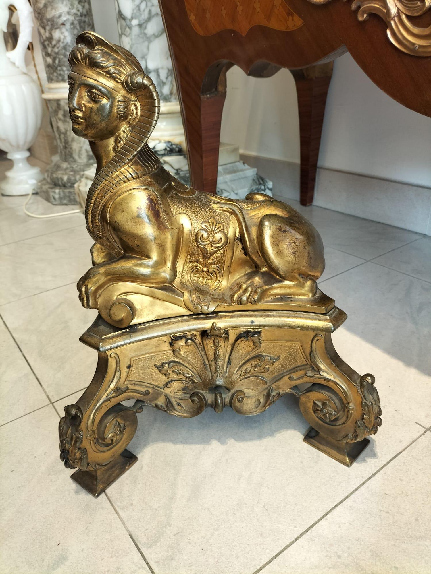Paar vergoldete Bronze-Feuerhunde aus dem 19. Jahrhundert im ägyptischen Stil im Angebot 6