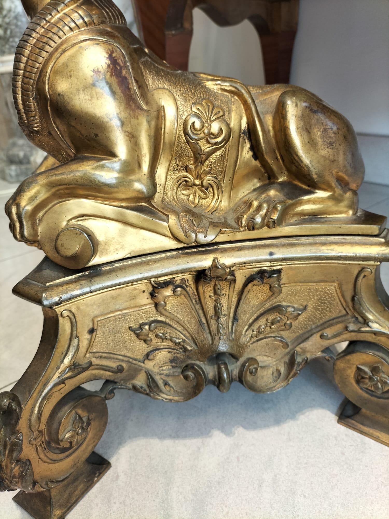 Paar vergoldete Bronze-Feuerhunde aus dem 19. Jahrhundert im ägyptischen Stil im Angebot 7