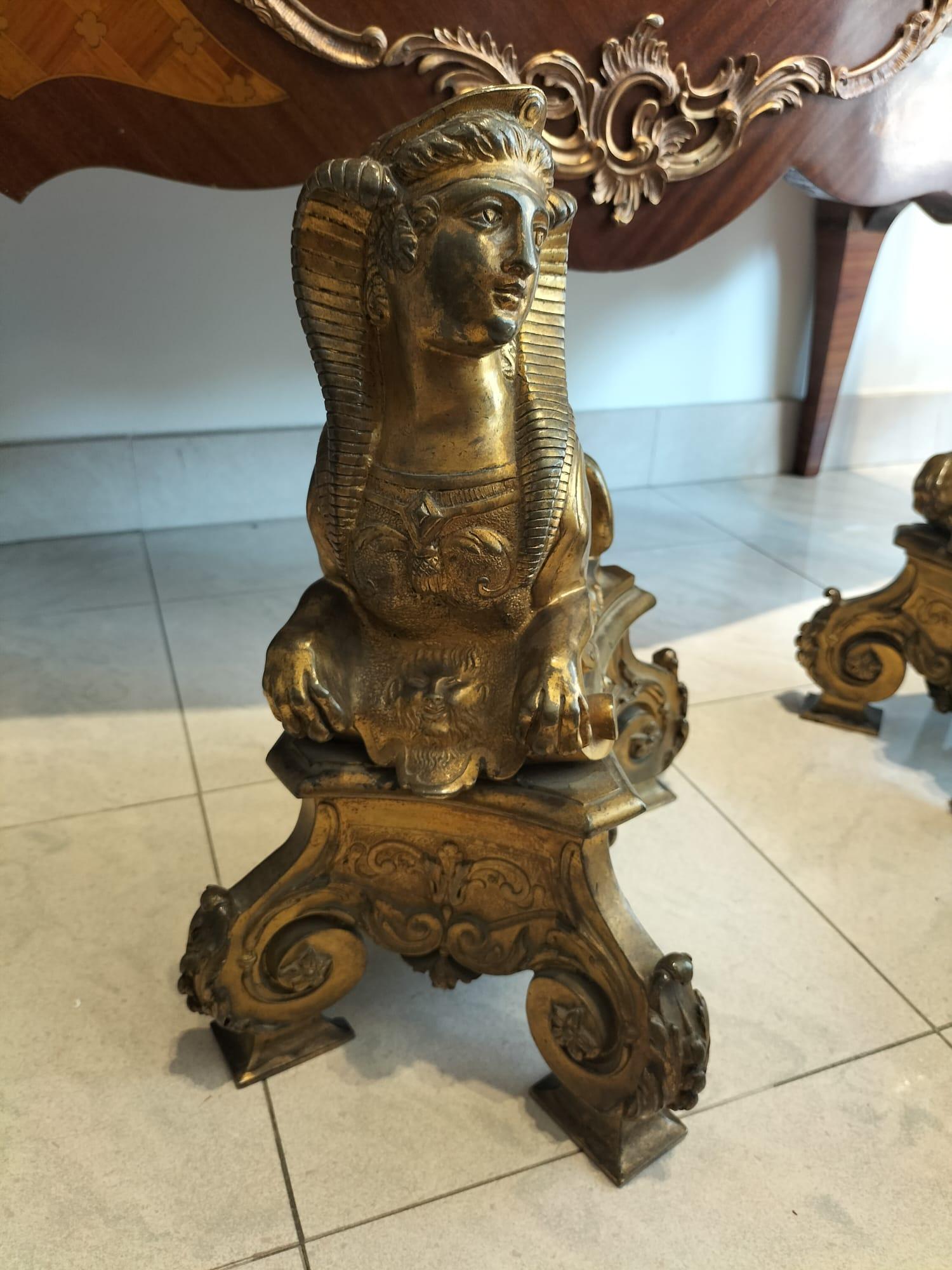 Paar vergoldete Bronze-Feuerhunde aus dem 19. Jahrhundert im ägyptischen Stil im Angebot 8