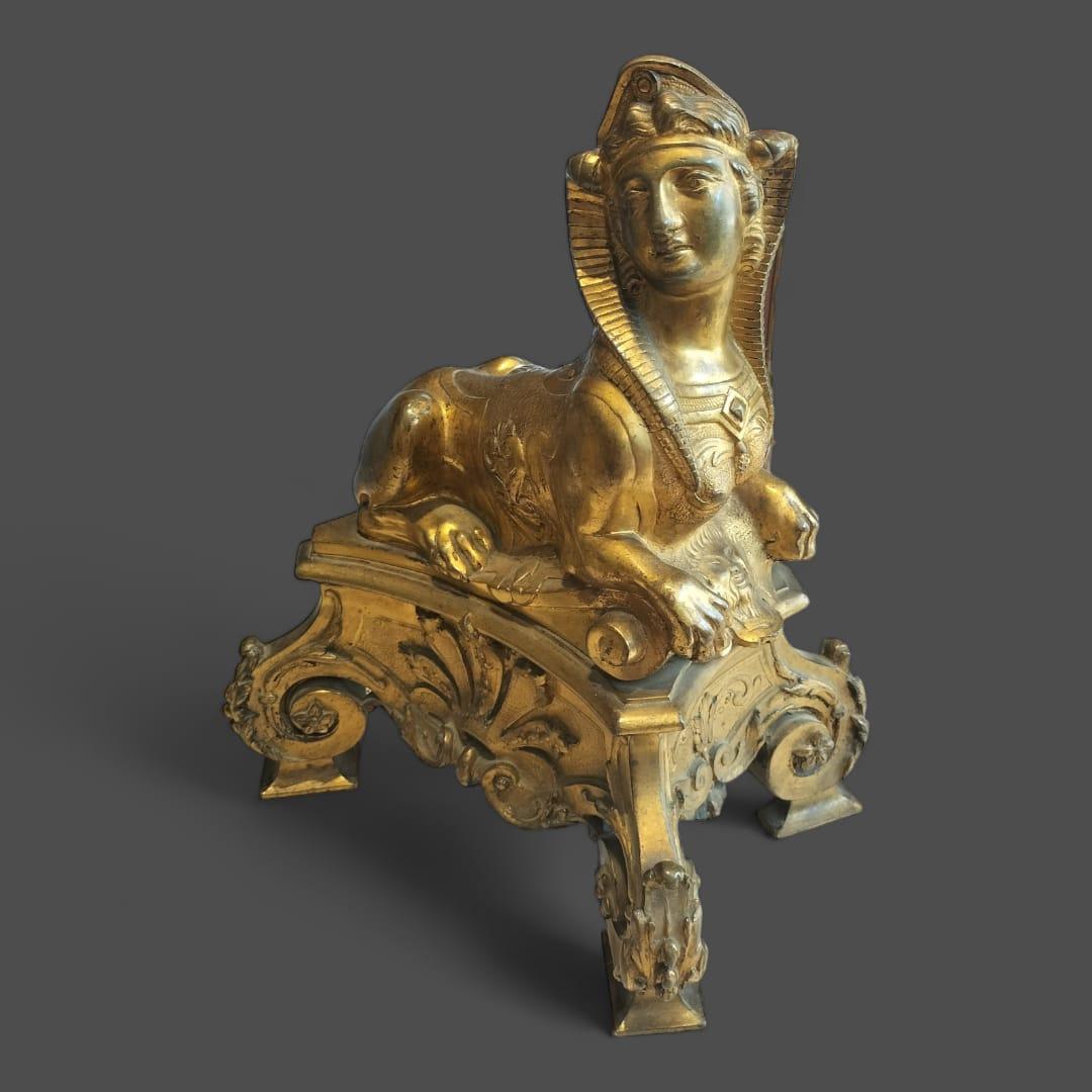 Paar vergoldete Bronze-Feuerhunde aus dem 19. Jahrhundert im ägyptischen Stil (Regency) im Angebot