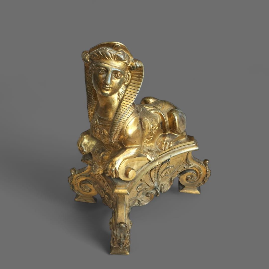 Paar vergoldete Bronze-Feuerhunde aus dem 19. Jahrhundert im ägyptischen Stil (Französisch) im Angebot