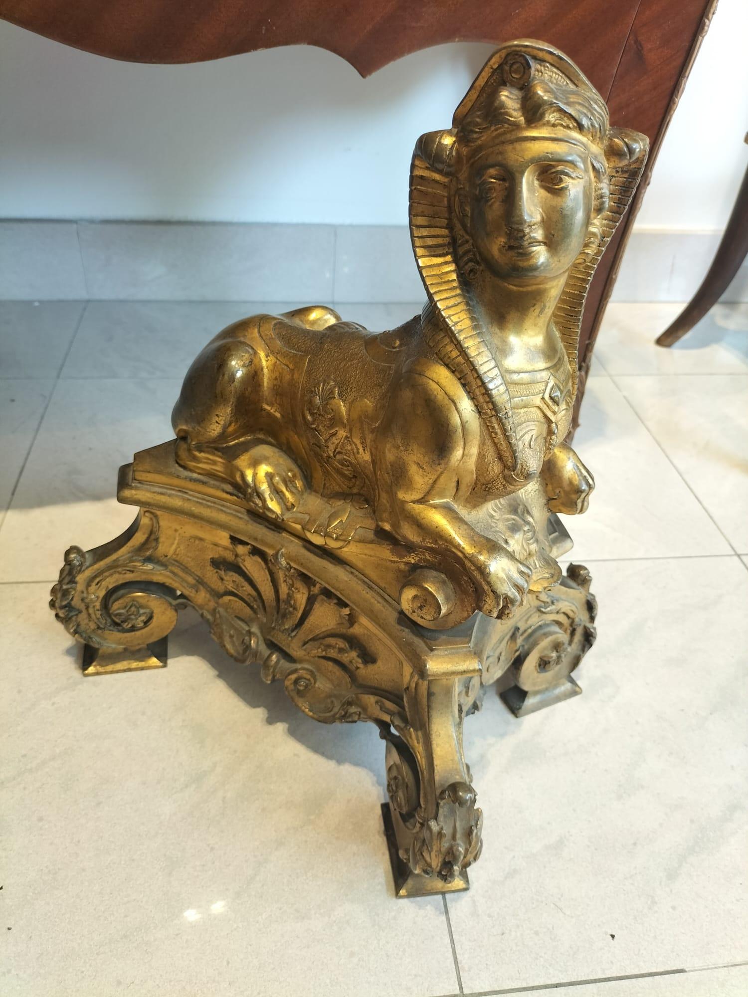 Paar vergoldete Bronze-Feuerhunde aus dem 19. Jahrhundert im ägyptischen Stil (Vergoldet) im Angebot
