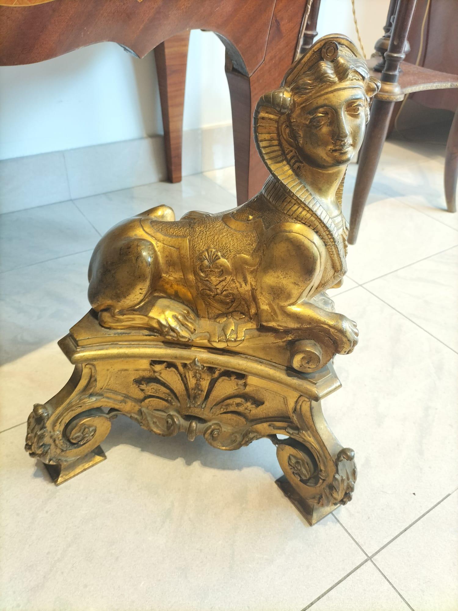Paar vergoldete Bronze-Feuerhunde aus dem 19. Jahrhundert im ägyptischen Stil im Angebot 1