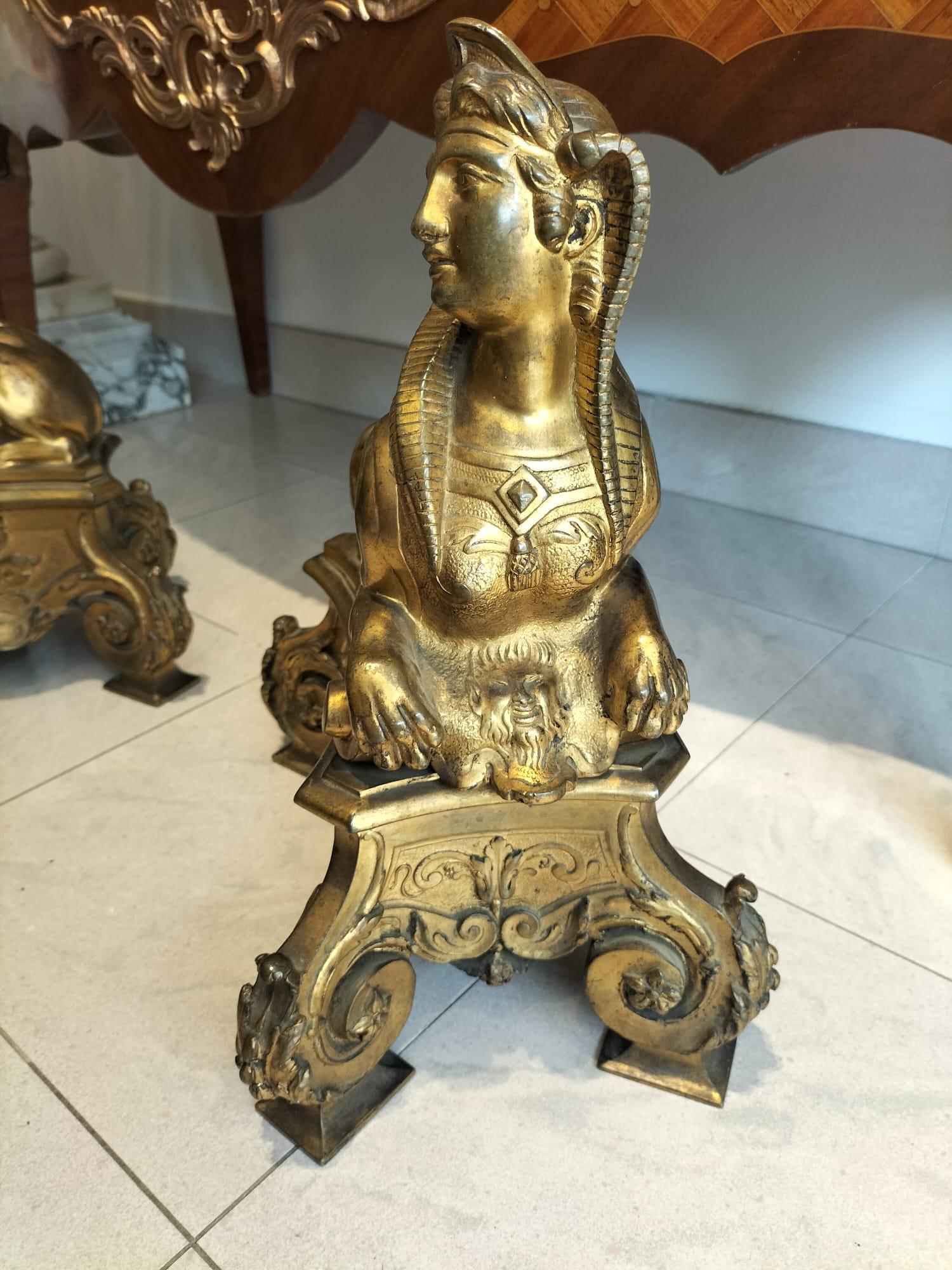 Paar vergoldete Bronze-Feuerhunde aus dem 19. Jahrhundert im ägyptischen Stil im Angebot 2